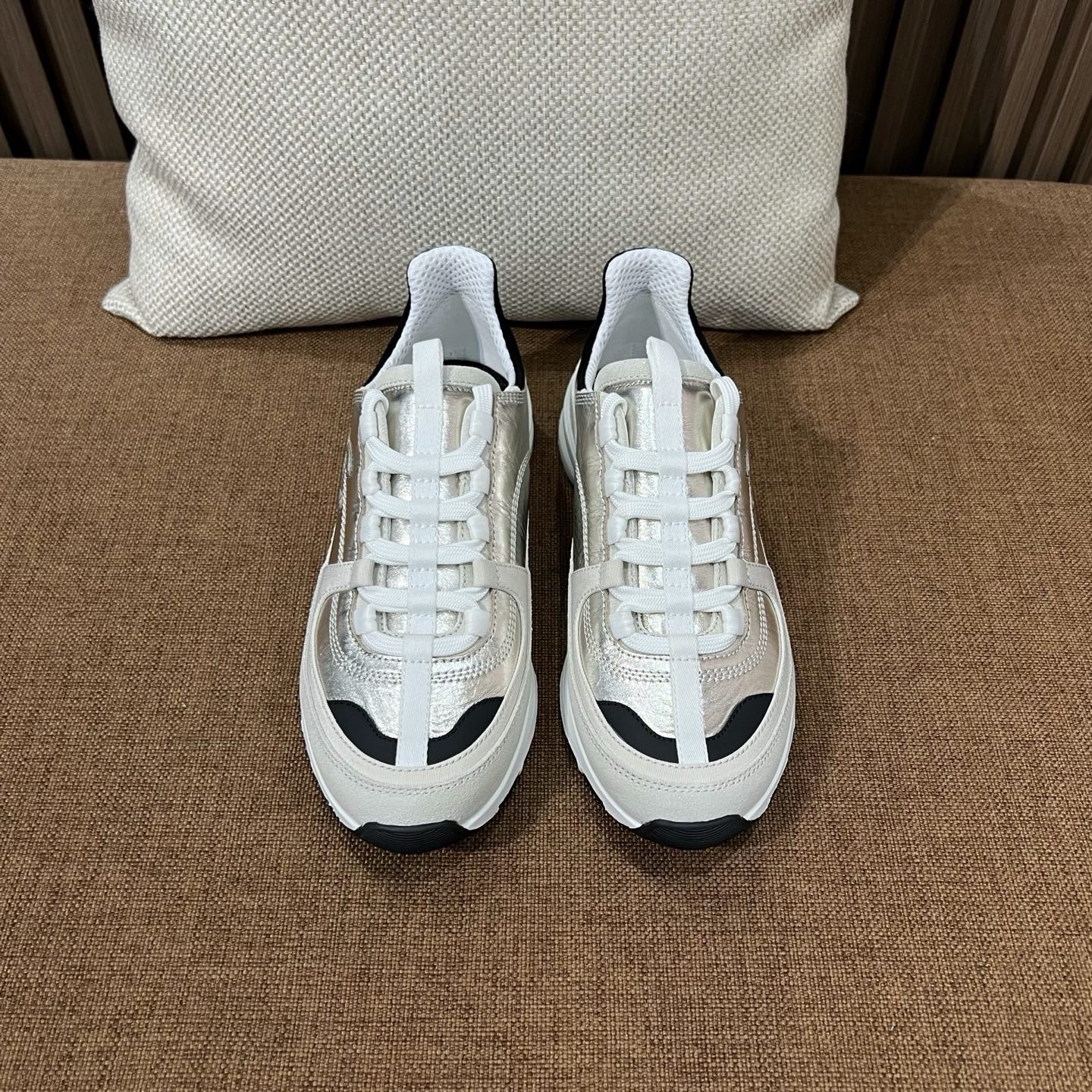 샤넬 라미네이티드 카프스킨 스니커즈