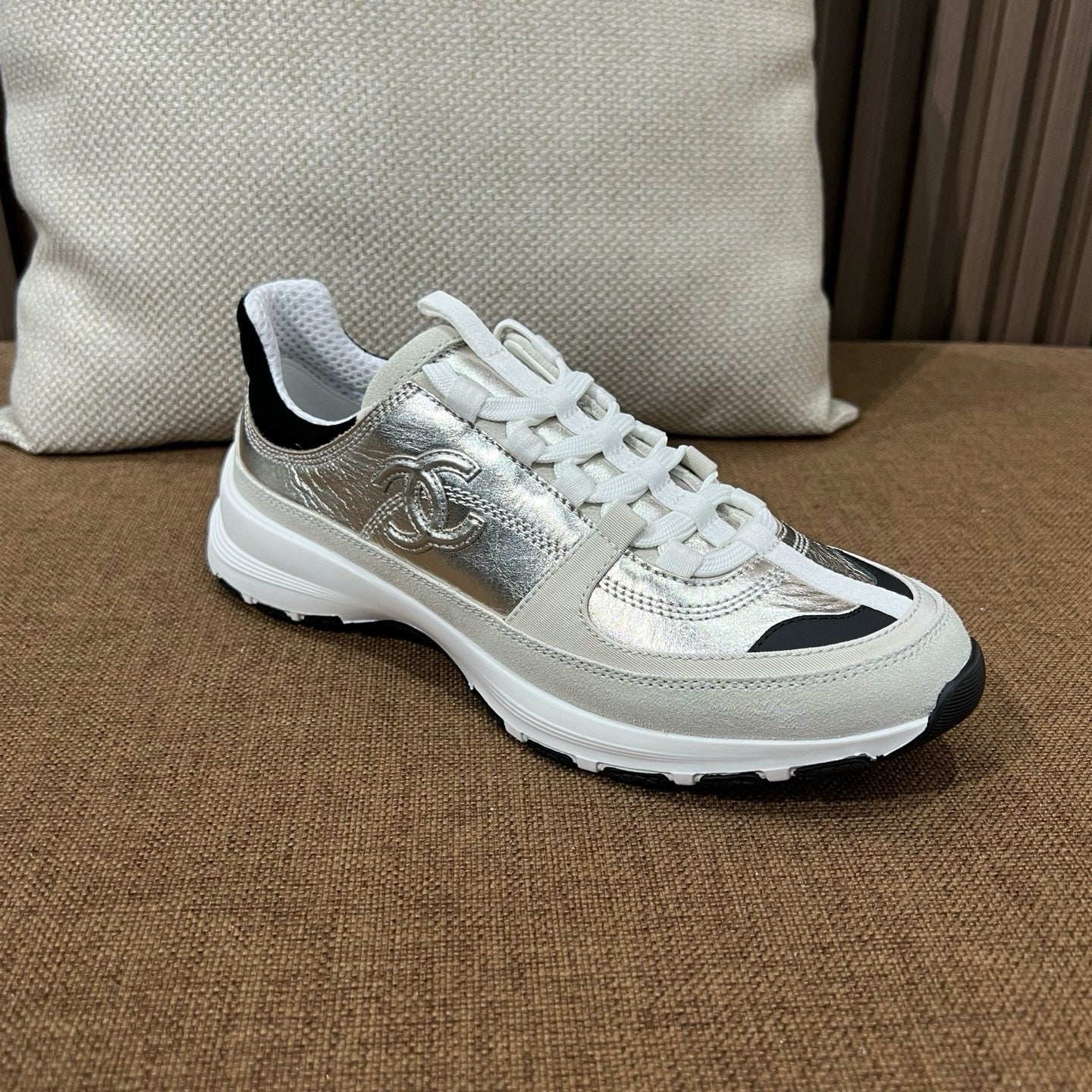 샤넬 라미네이티드 카프스킨 스니커즈