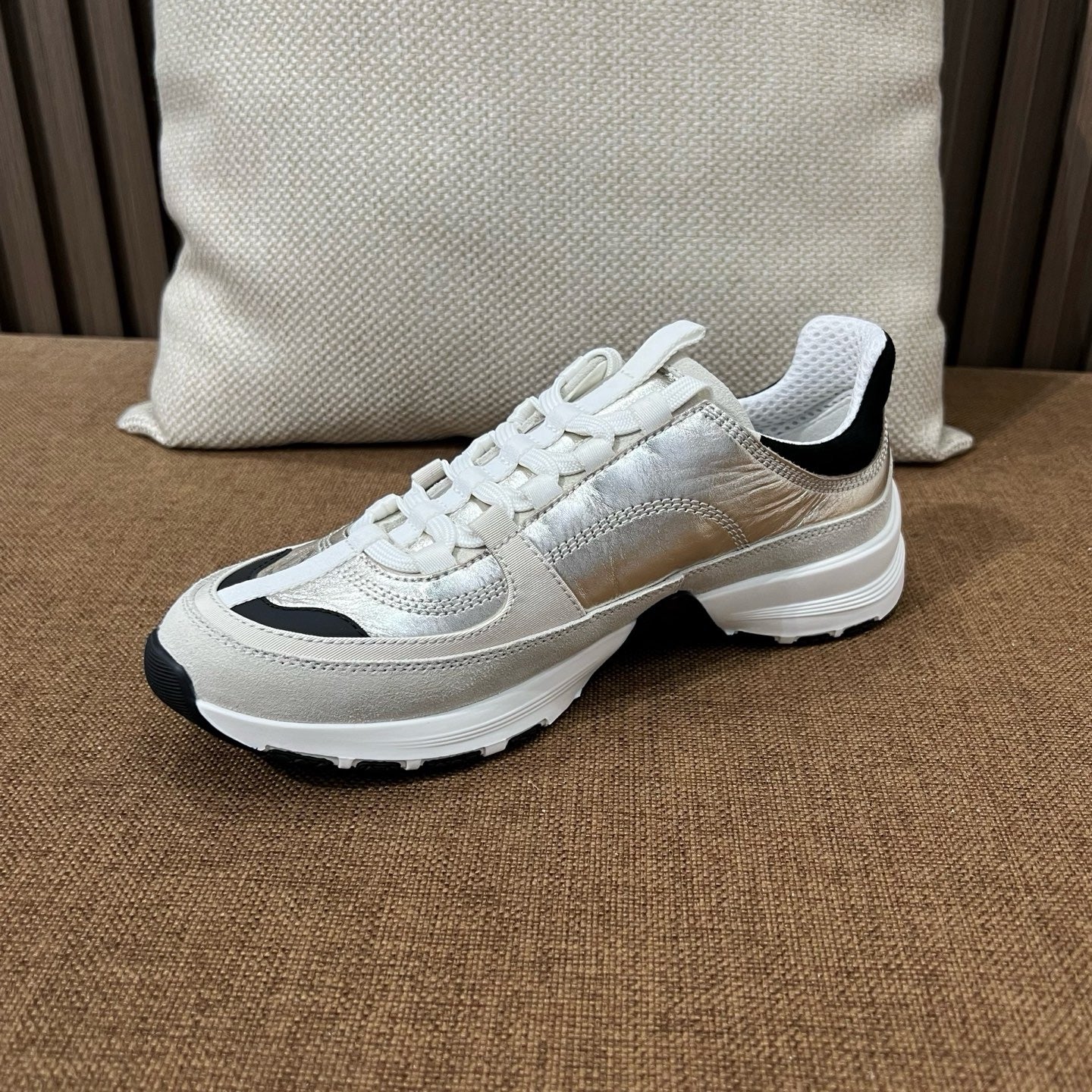 샤넬 라미네이티드 카프스킨 스니커즈