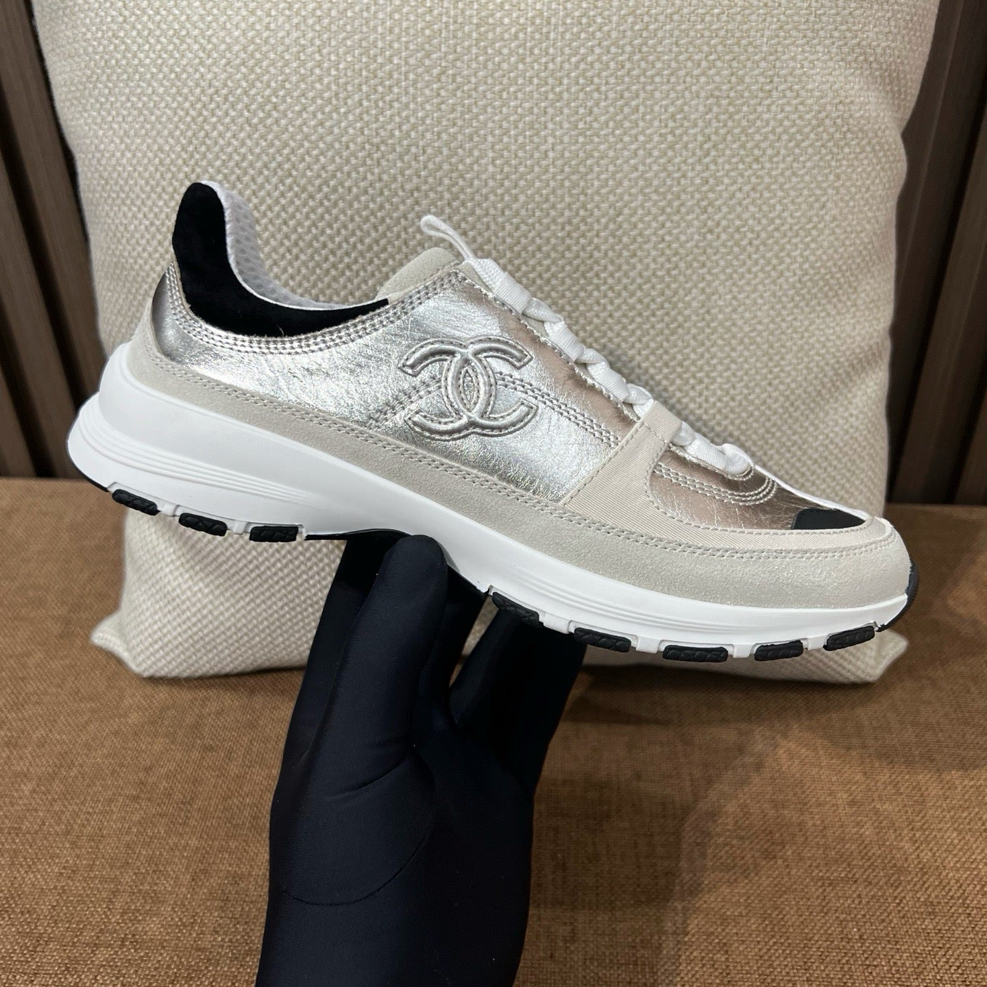 샤넬 라미네이티드 카프스킨 스니커즈