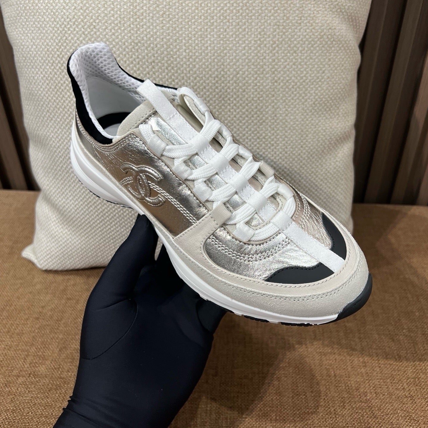 샤넬 라미네이티드 카프스킨 스니커즈