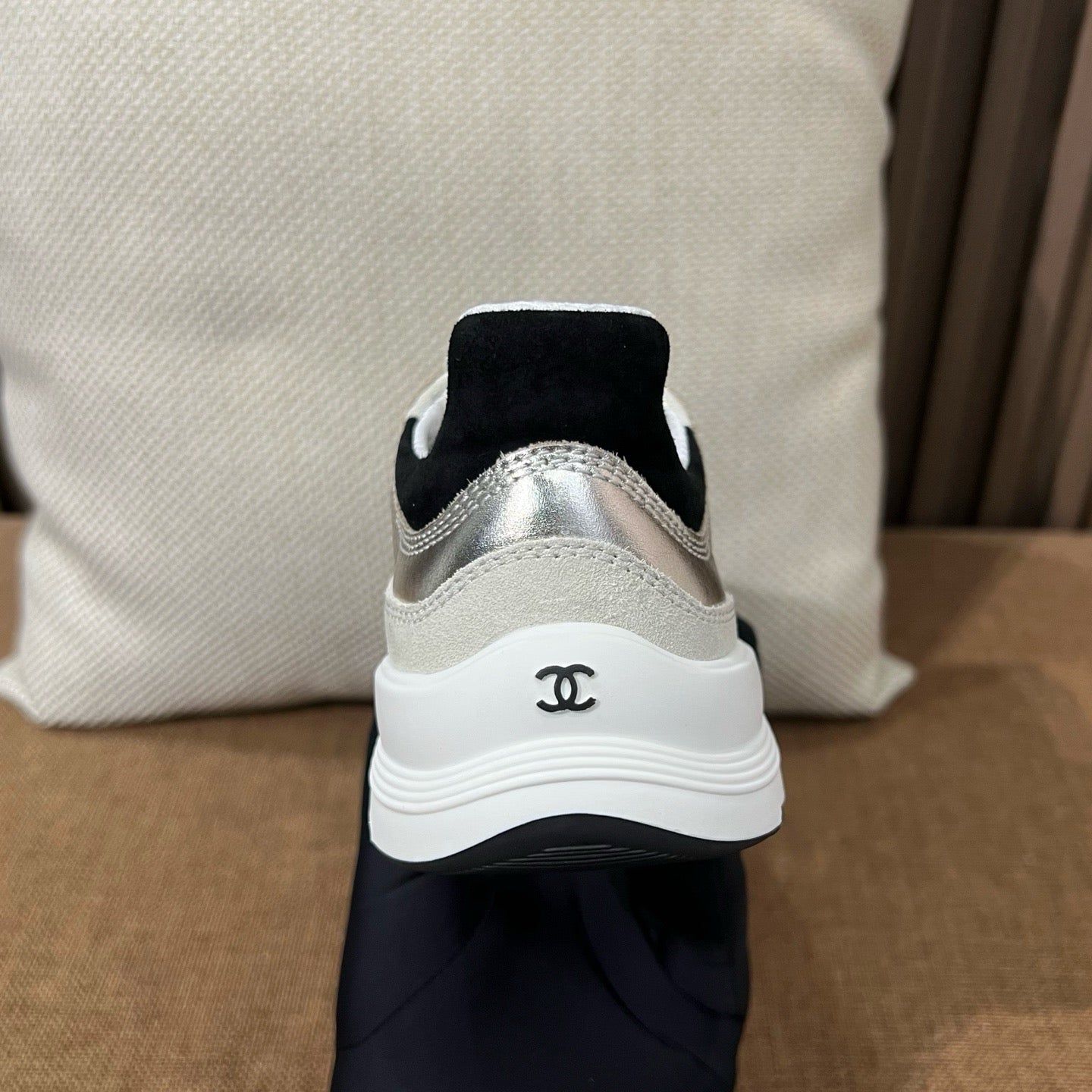 샤넬 라미네이티드 카프스킨 스니커즈