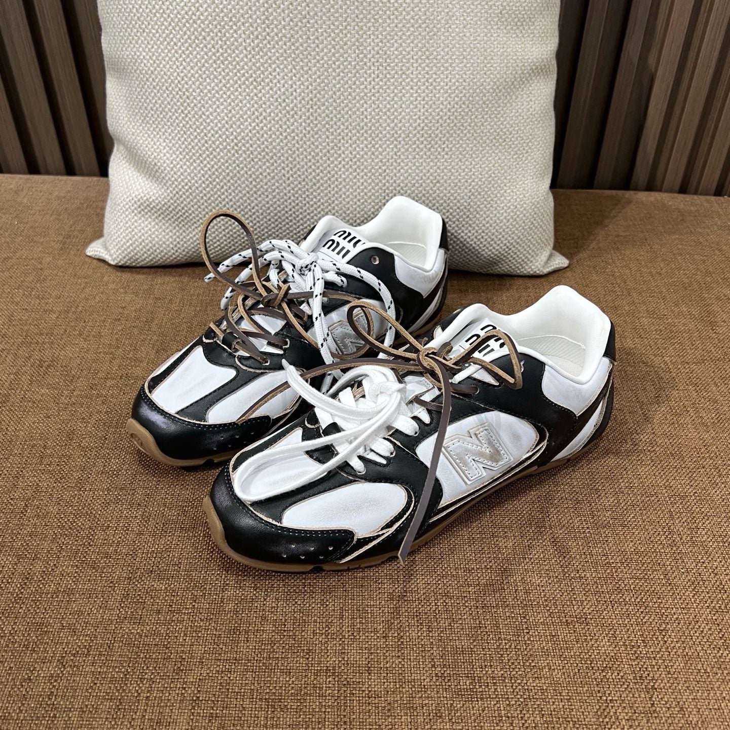 미우미우 X 뉴발란스 530 SL 가죽 스니커즈