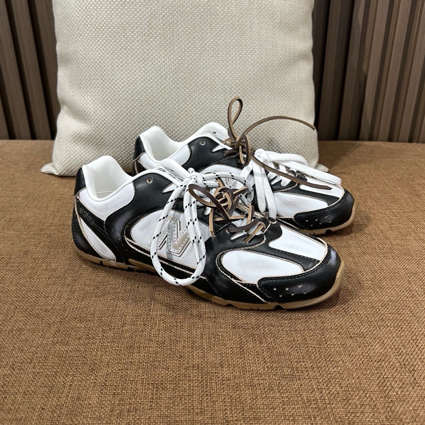 미우미우 X 뉴발란스 530 SL 가죽 스니커즈