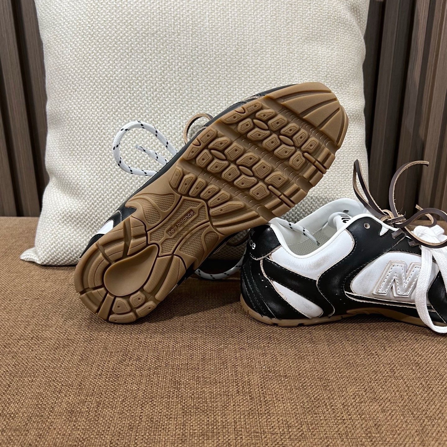 미우미우 X 뉴발란스 530 SL 가죽 스니커즈