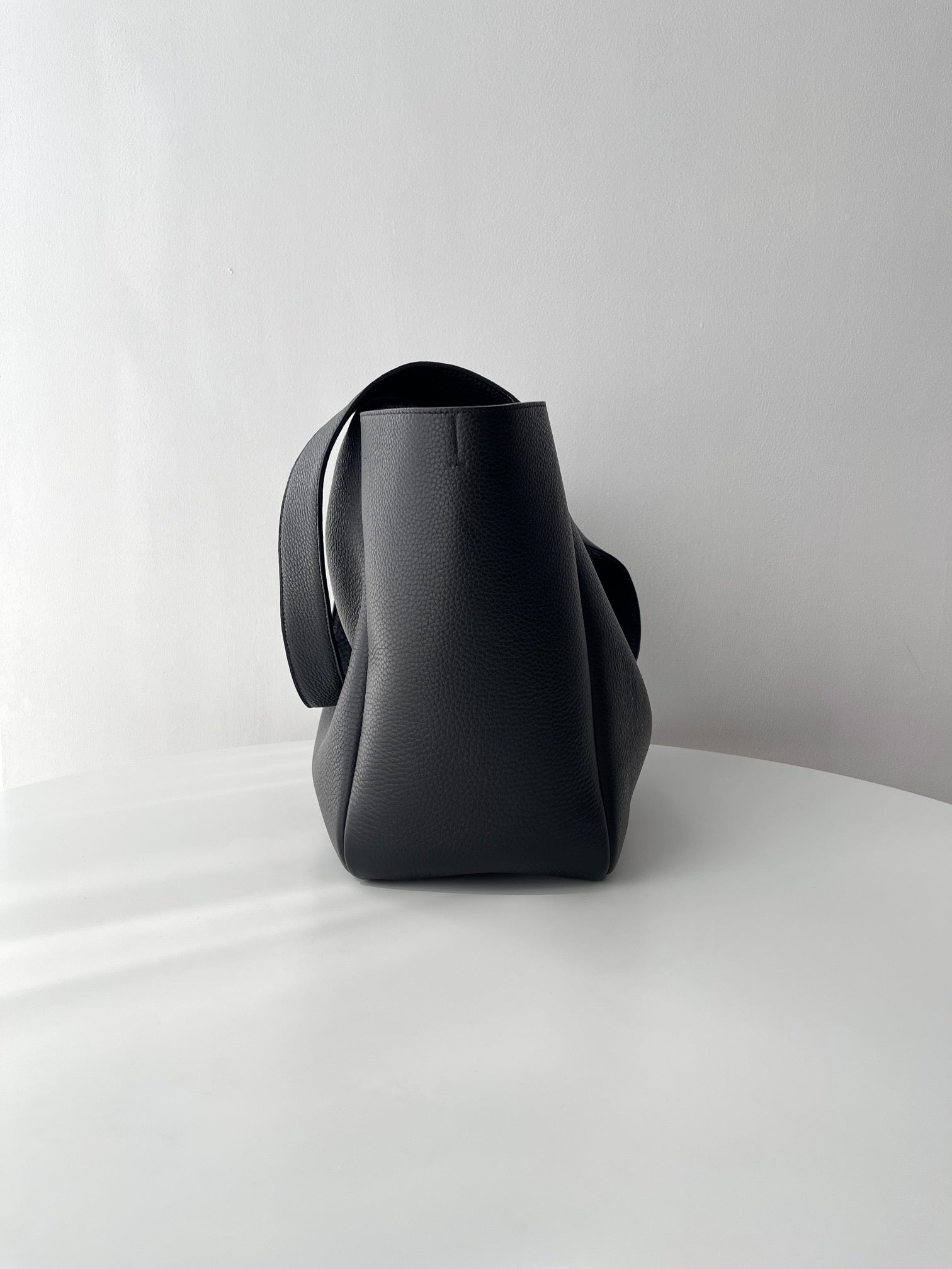 생로랑 LE 5À7 BEA 토트백 그레인 레더