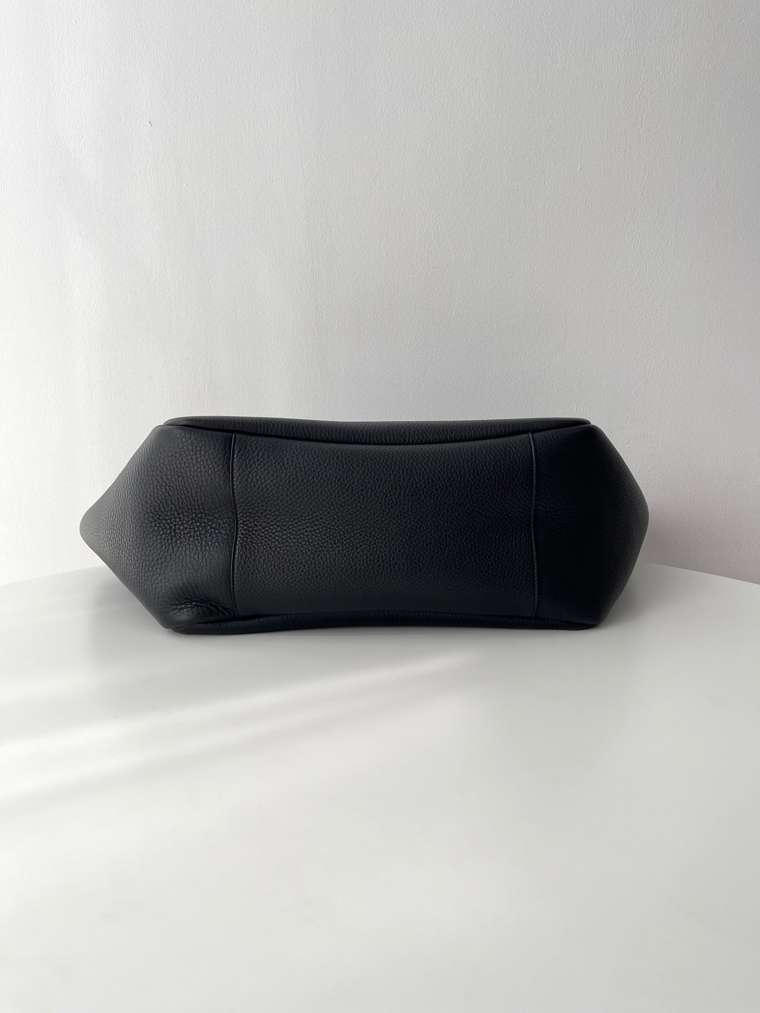 생로랑 LE 5À7 BEA 토트백 그레인 레더