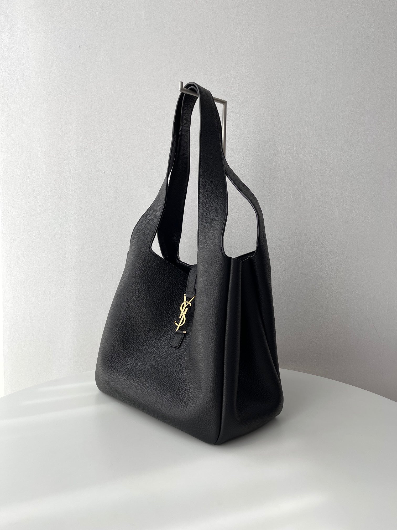 생로랑 LE 5À7 BEA 토트백 그레인 레더