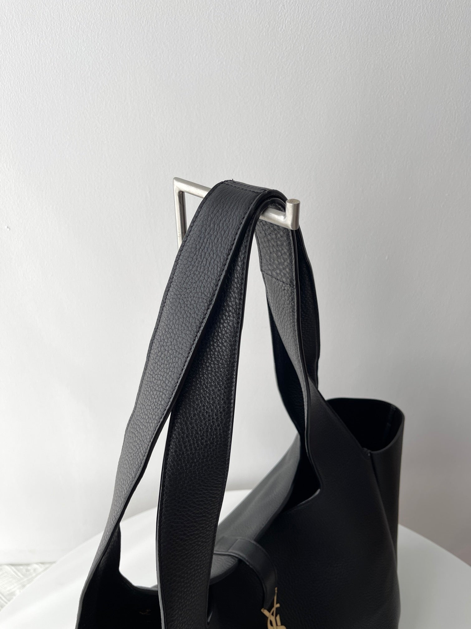 생로랑 LE 5À7 BEA 토트백 그레인 레더