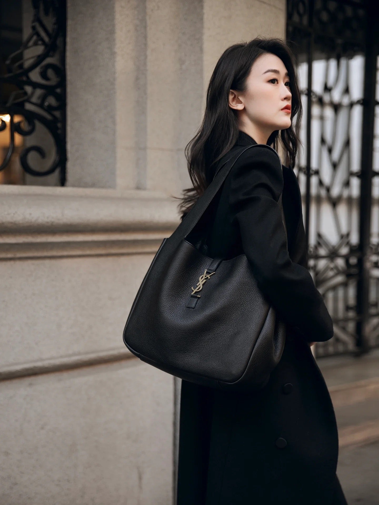 생로랑 LE 5À7 BEA 토트백 그레인 레더