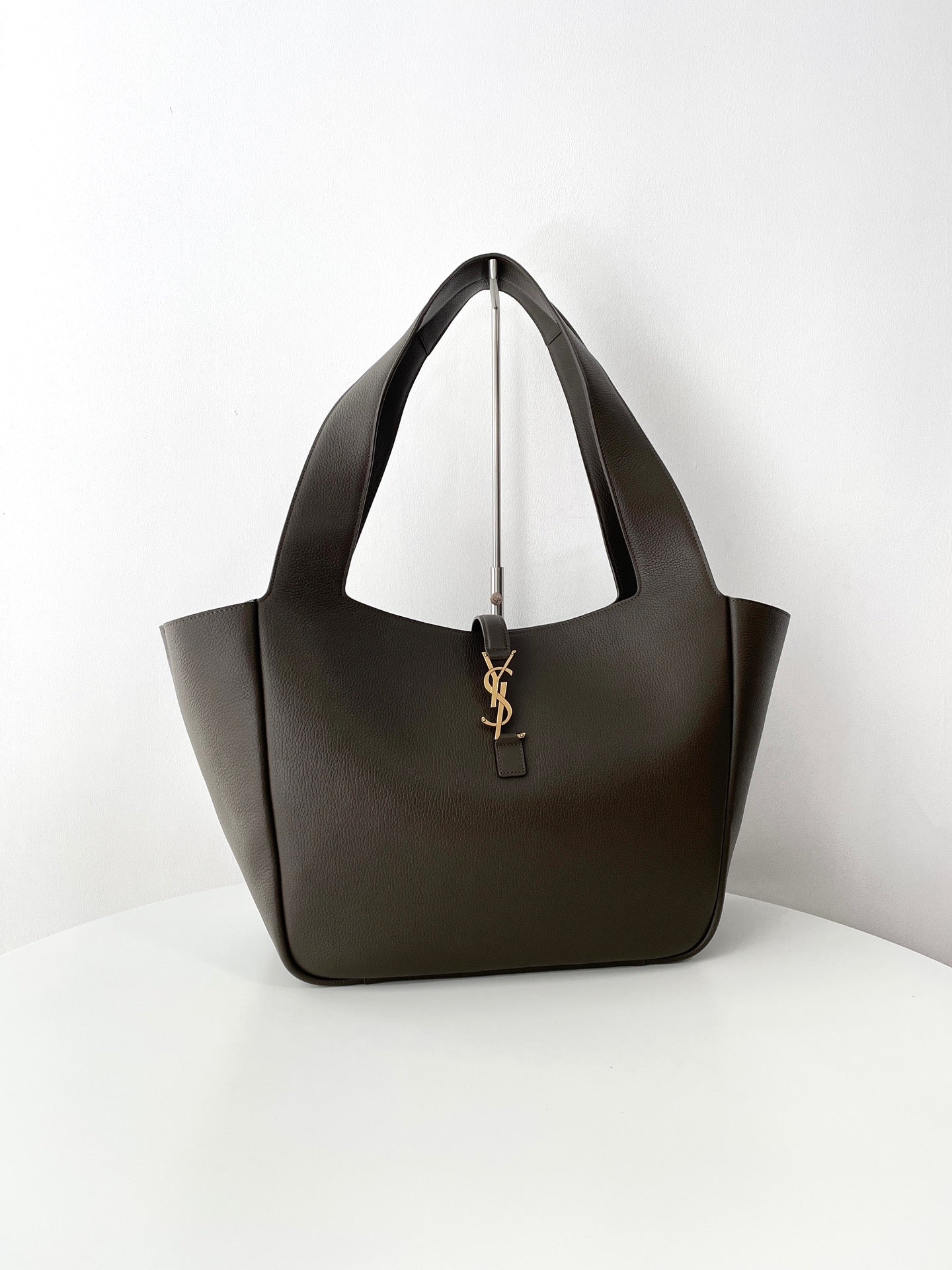 생로랑 LE 5À7 BEA 토트백 그레인 레더