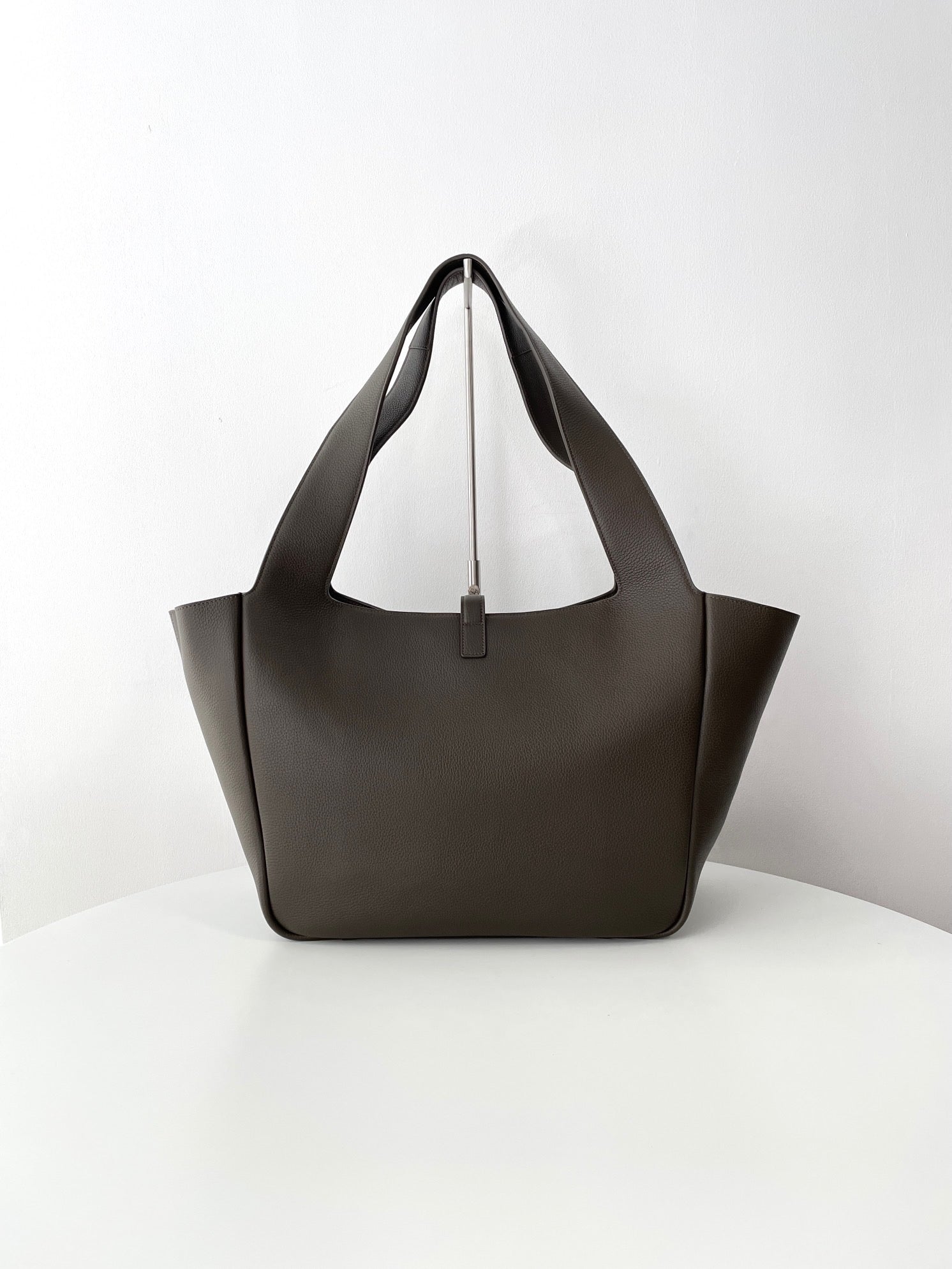 생로랑 LE 5À7 BEA 토트백 그레인 레더