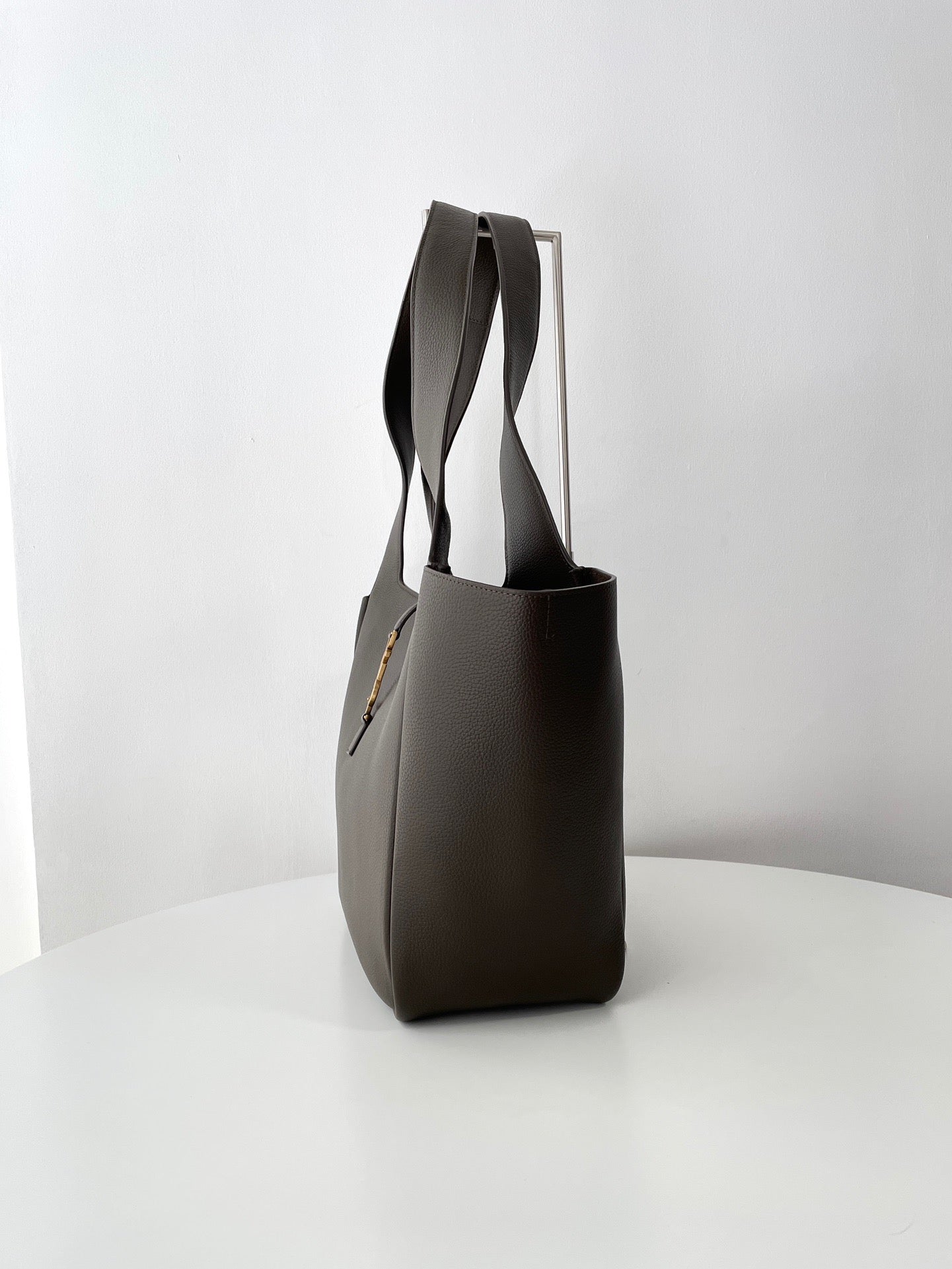 생로랑 LE 5À7 BEA 토트백 그레인 레더