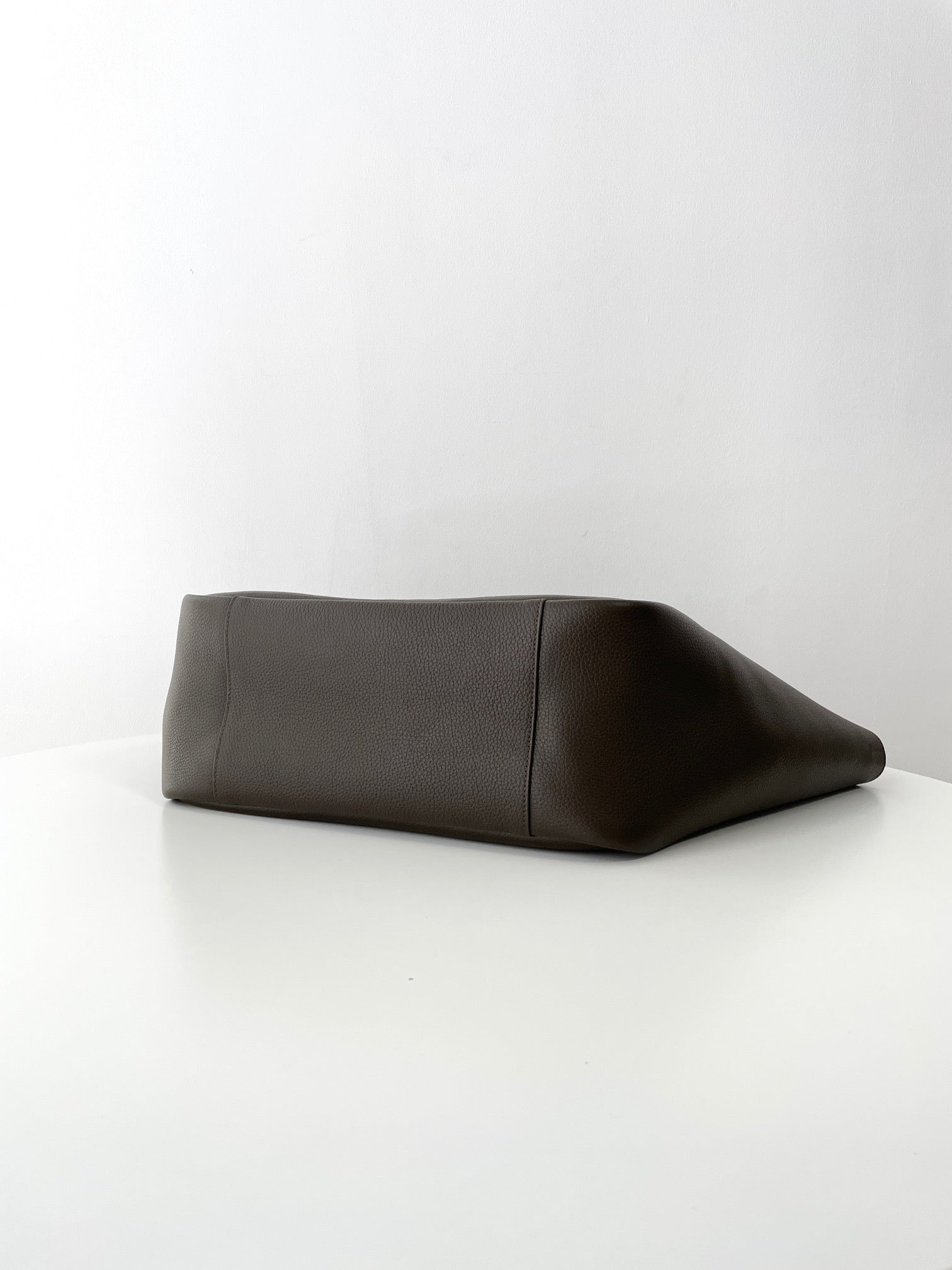 생로랑 LE 5À7 BEA 토트백 그레인 레더