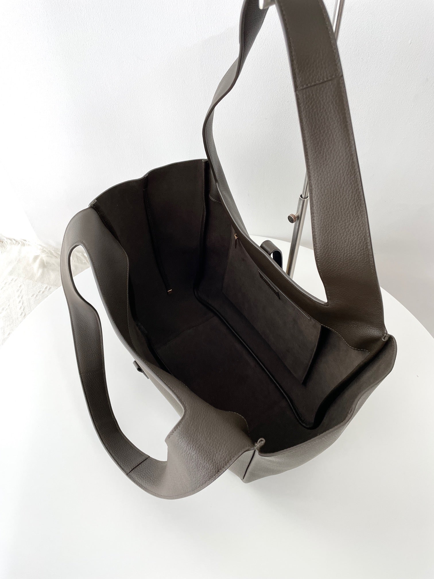 생로랑 LE 5À7 BEA 토트백 그레인 레더