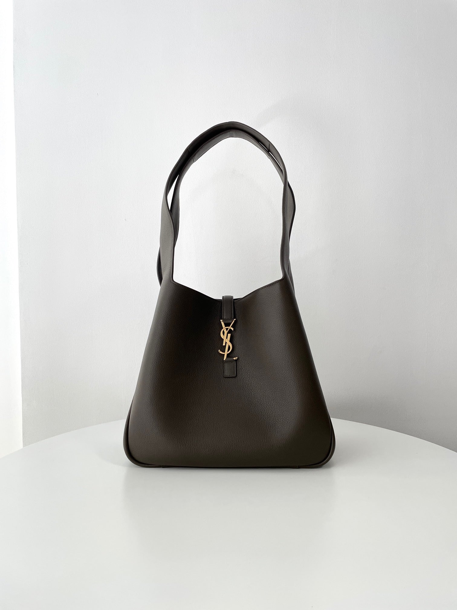 생로랑 LE 5À7 BEA 토트백 그레인 레더