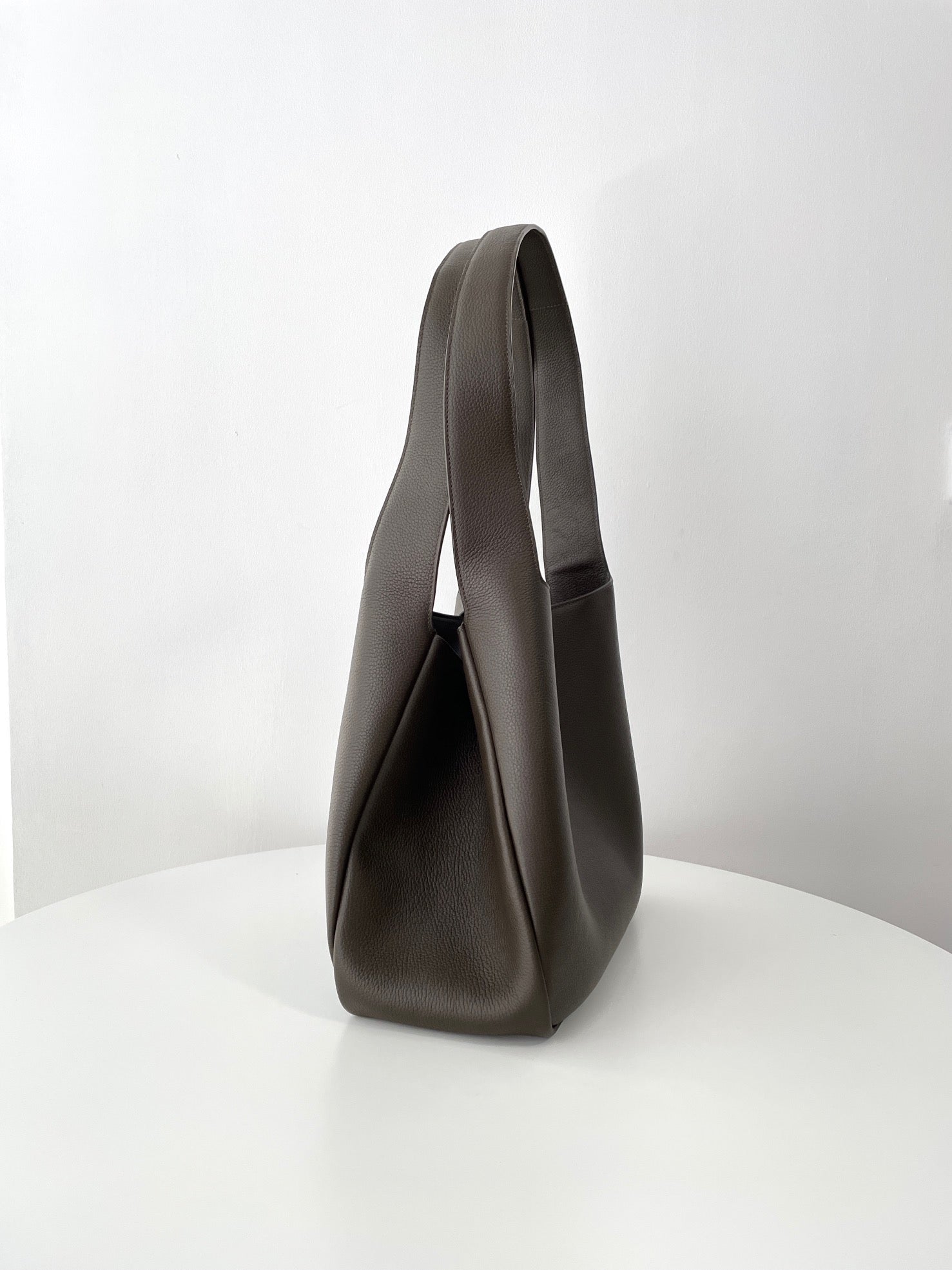 생로랑 LE 5À7 BEA 토트백 그레인 레더