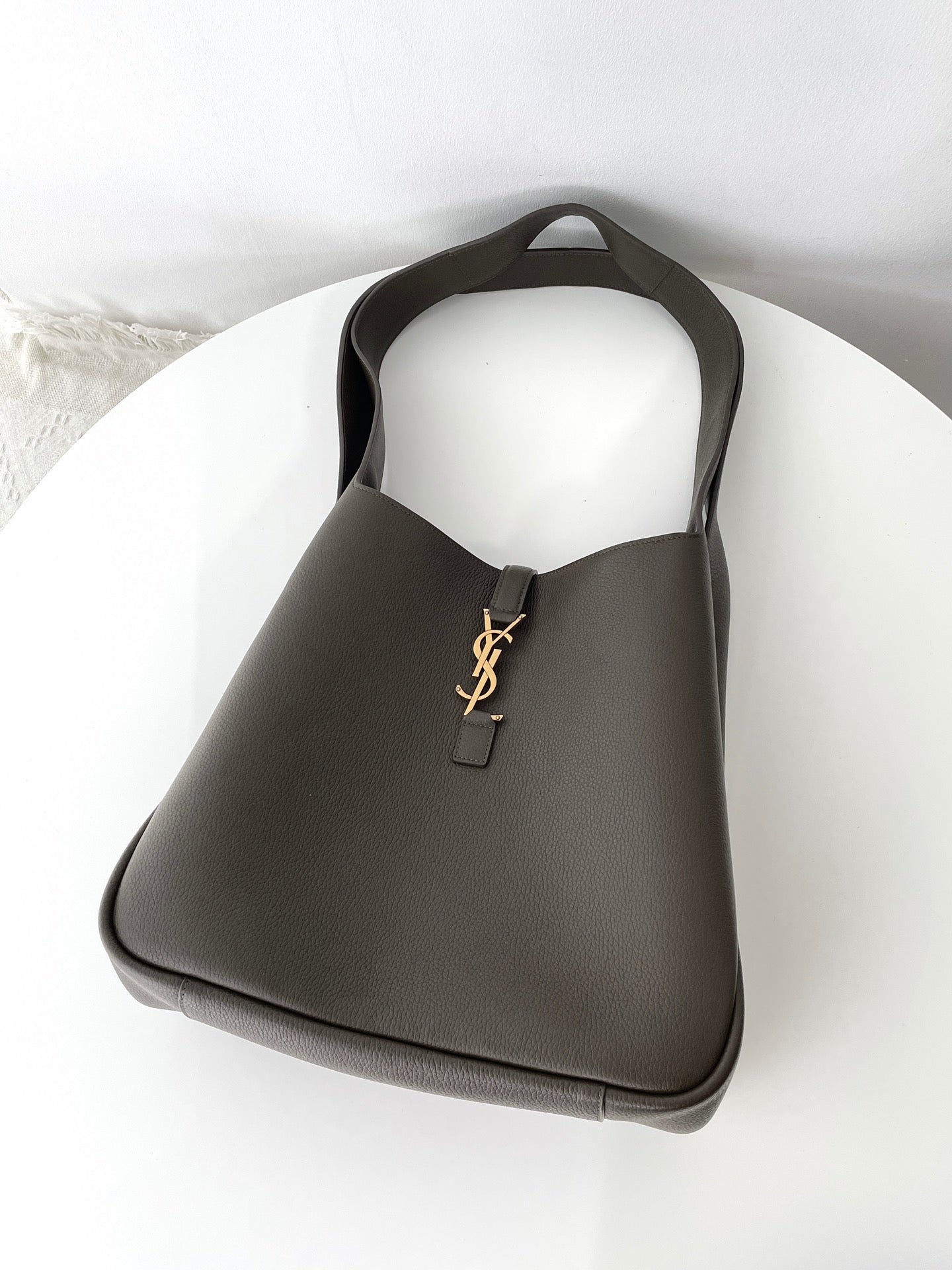 생로랑 LE 5À7 BEA 토트백 그레인 레더