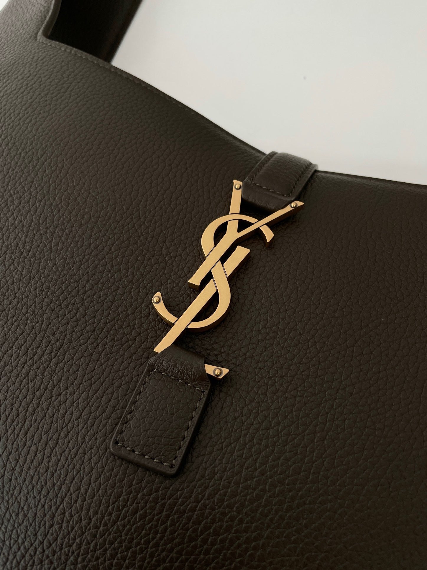 생로랑 LE 5À7 BEA 토트백 그레인 레더