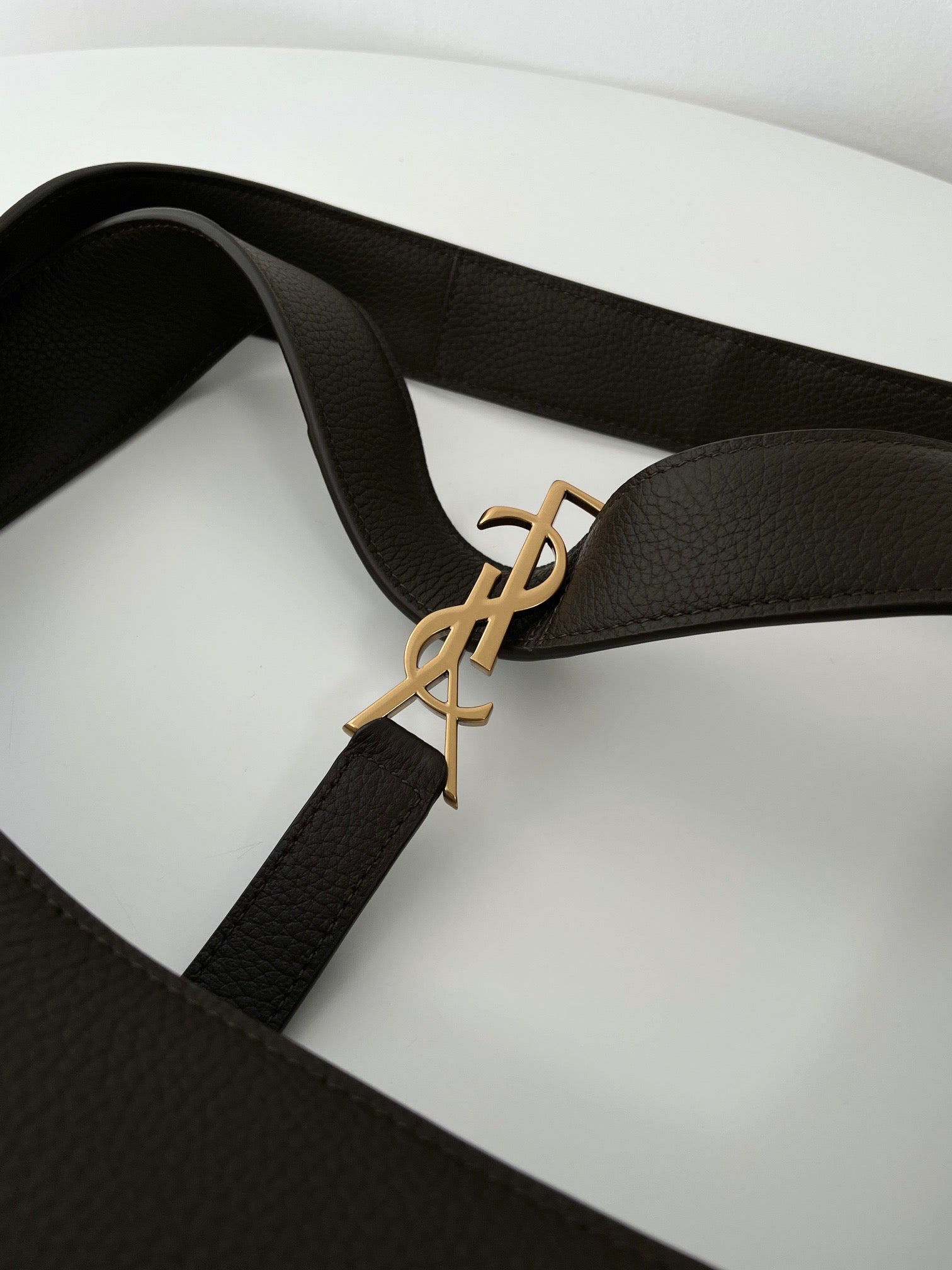 생로랑 LE 5À7 BEA 토트백 그레인 레더