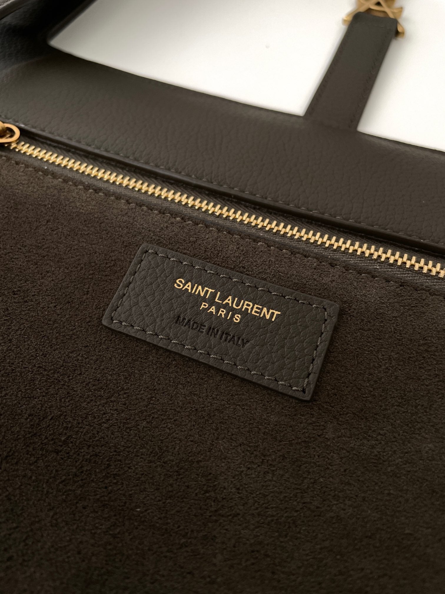 생로랑 LE 5À7 BEA 토트백 그레인 레더