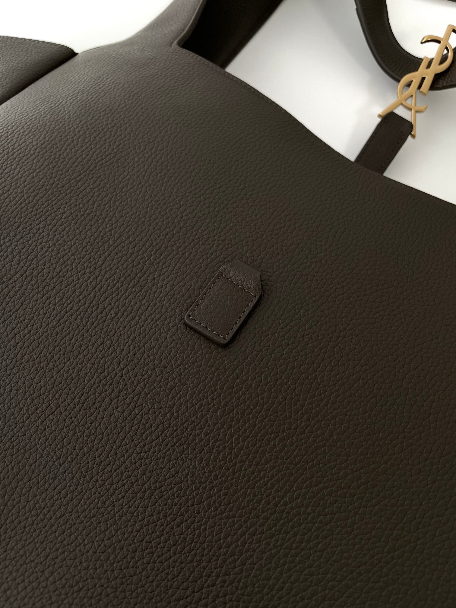 생로랑 LE 5À7 BEA 토트백 그레인 레더