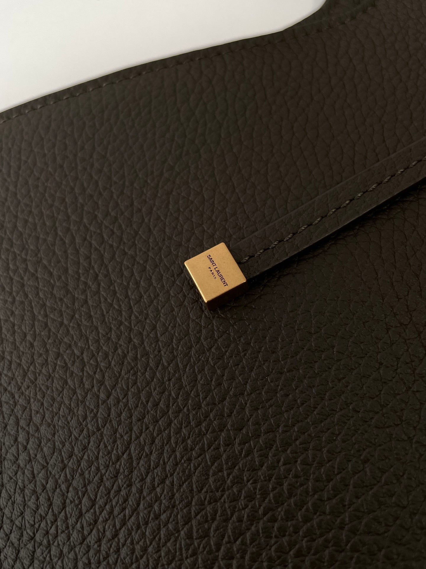 생로랑 LE 5À7 BEA 토트백 그레인 레더