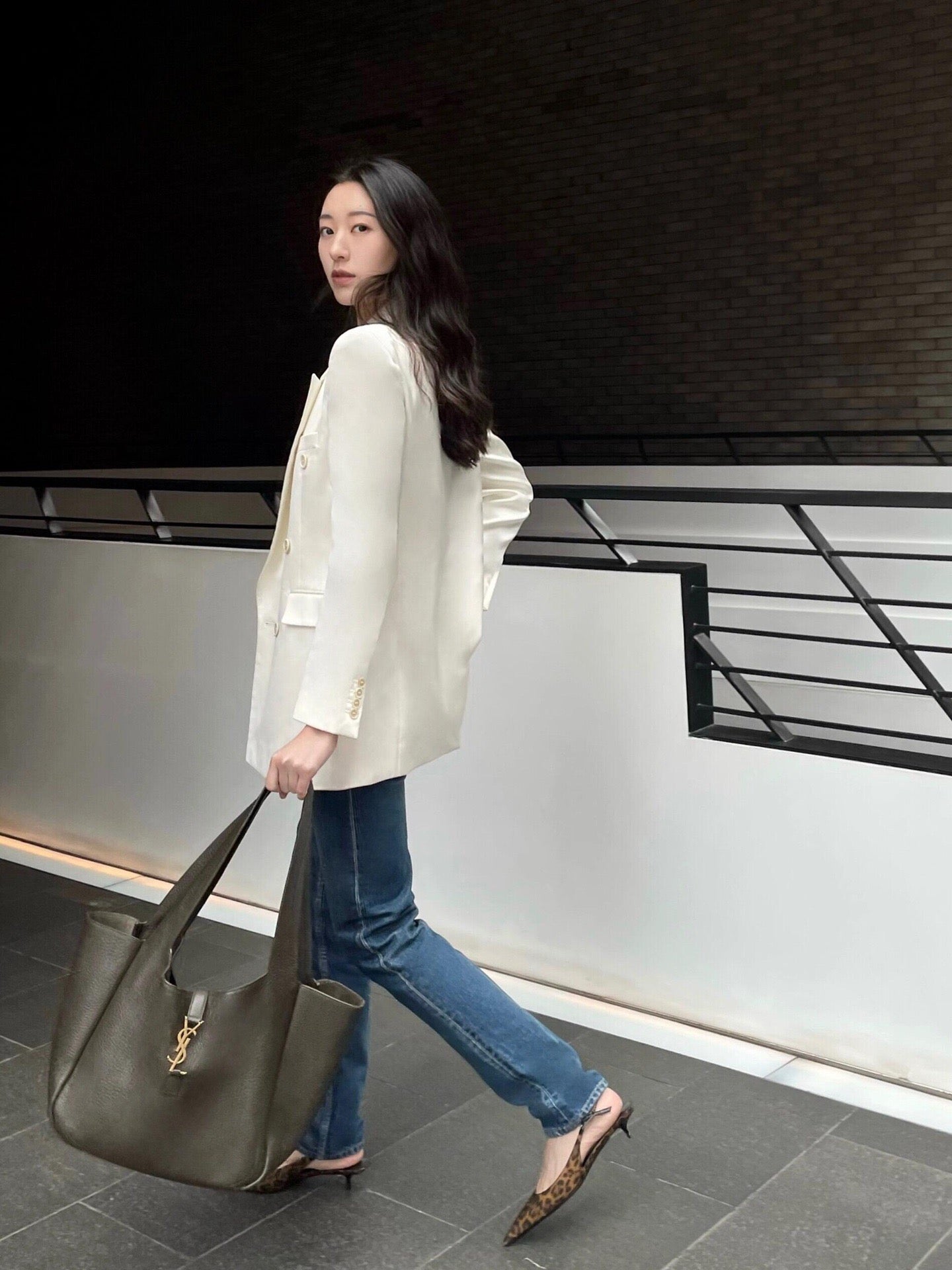 생로랑 LE 5À7 BEA 토트백 그레인 레더