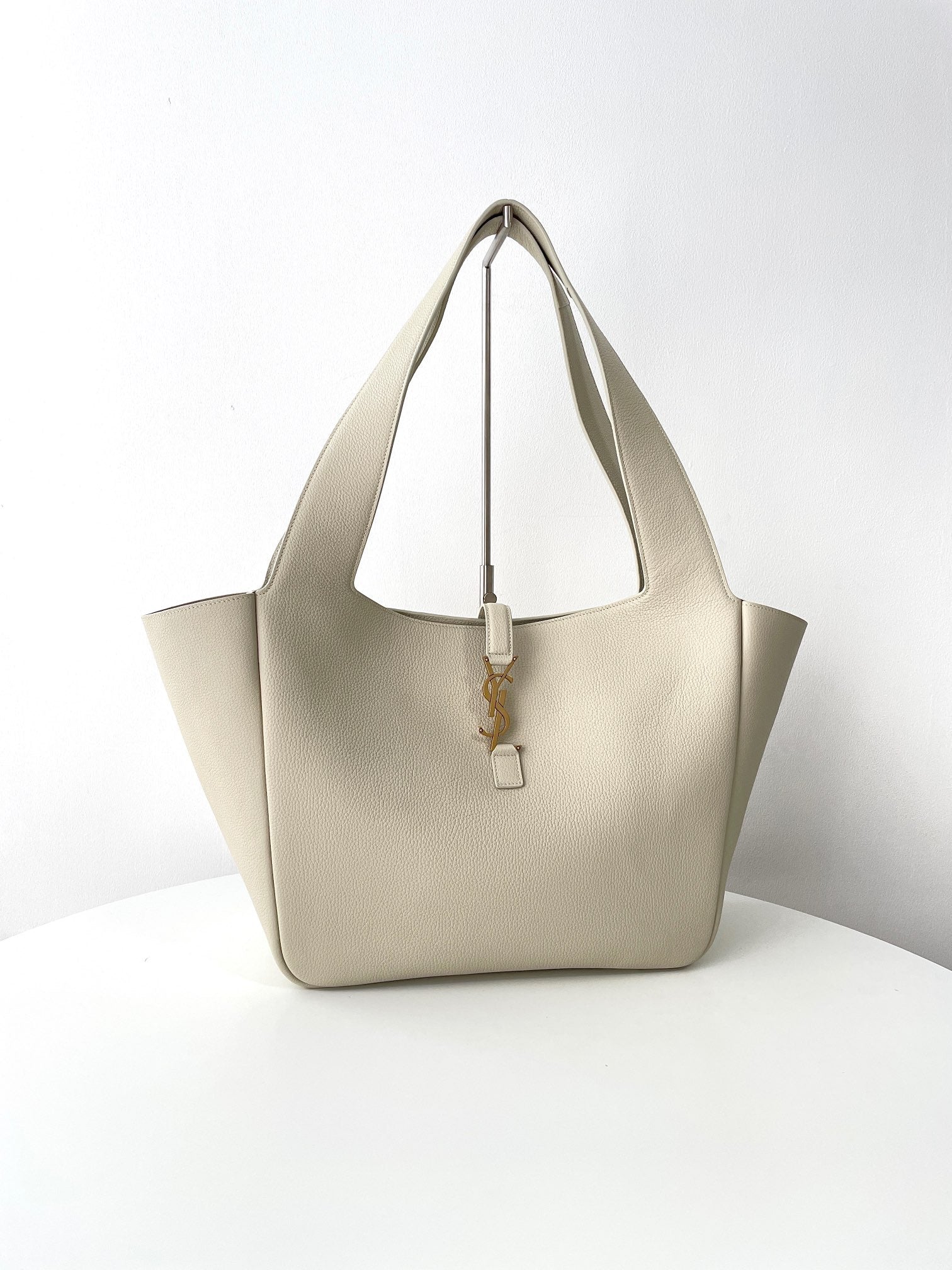 생로랑 LE 5À7 BEA 토트백 그레인 레더