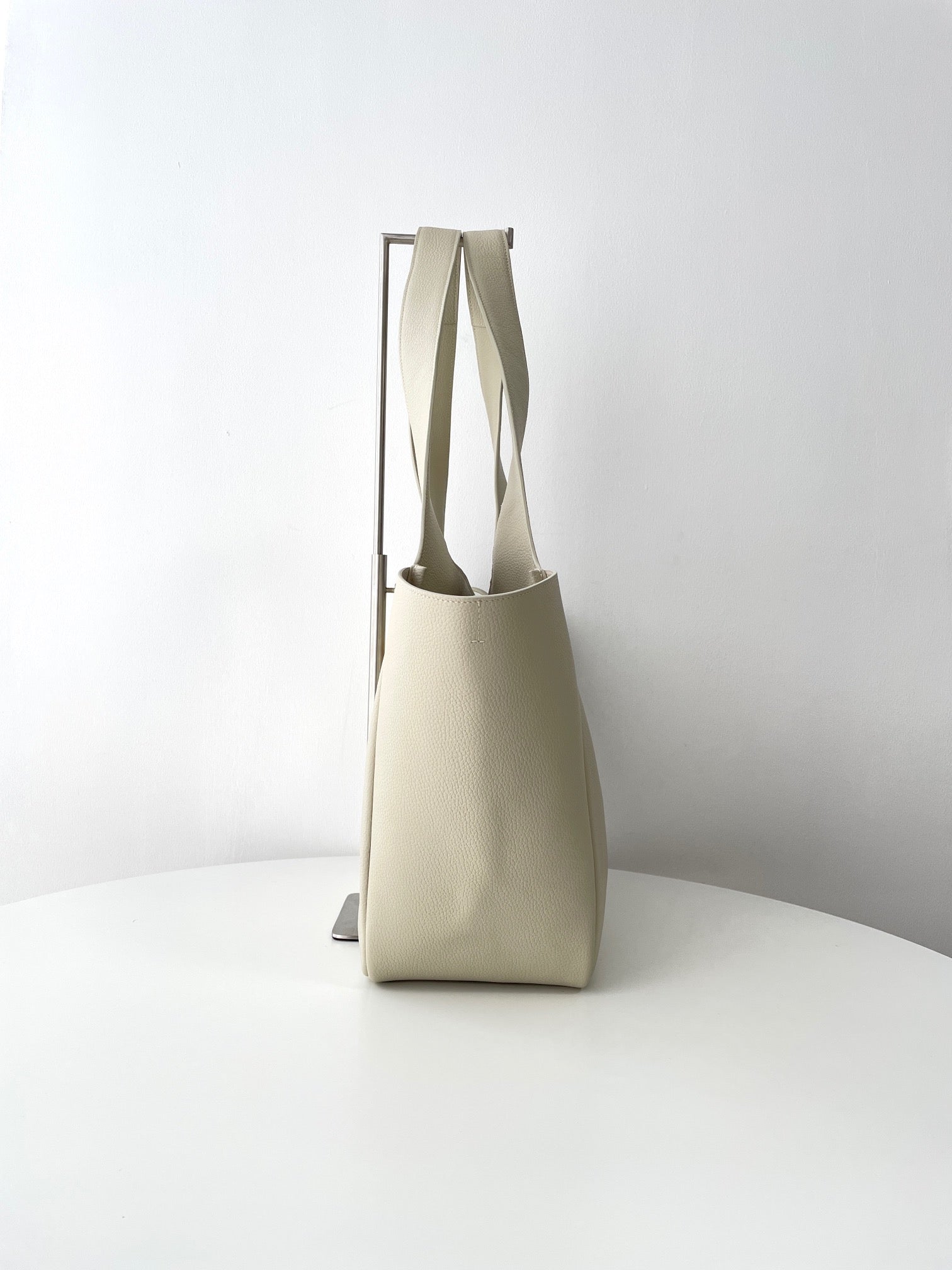 생로랑 LE 5À7 BEA 토트백 그레인 레더