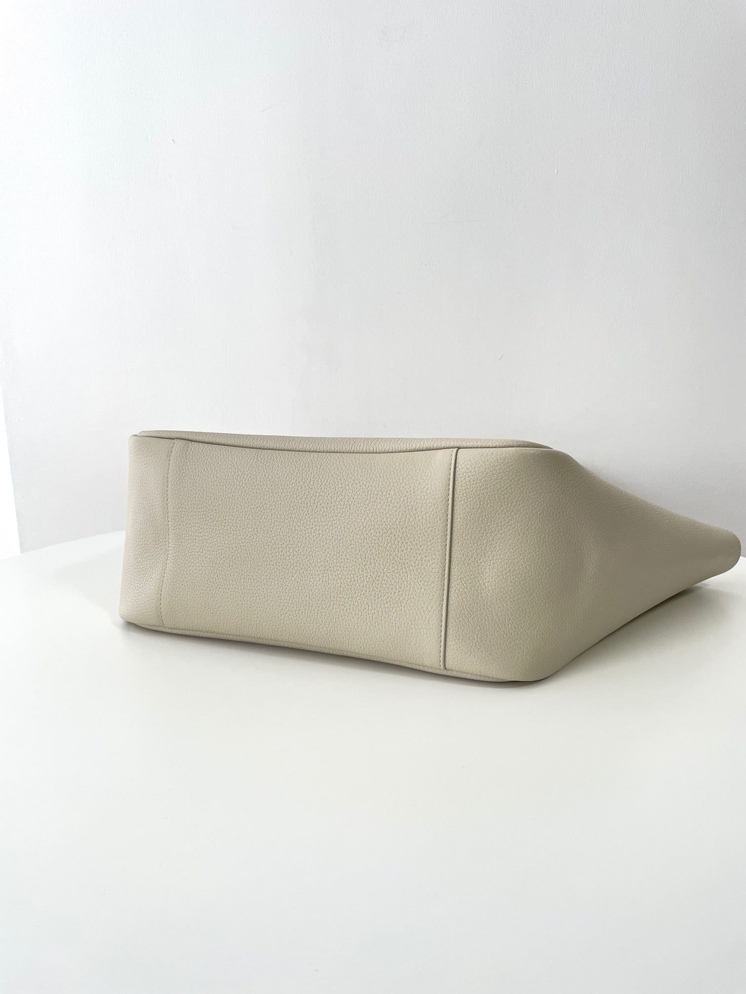 생로랑 LE 5À7 BEA 토트백 그레인 레더