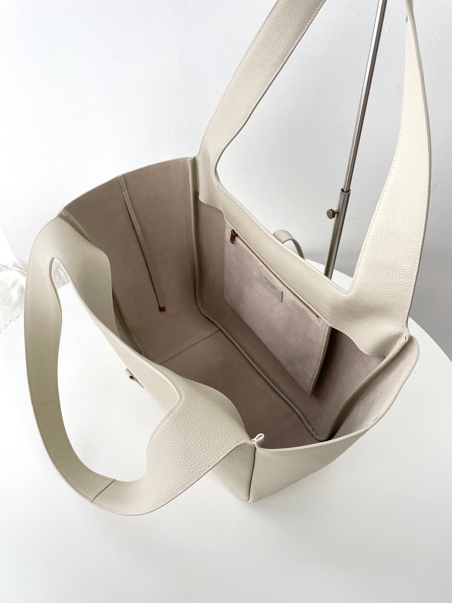 생로랑 LE 5À7 BEA 토트백 그레인 레더