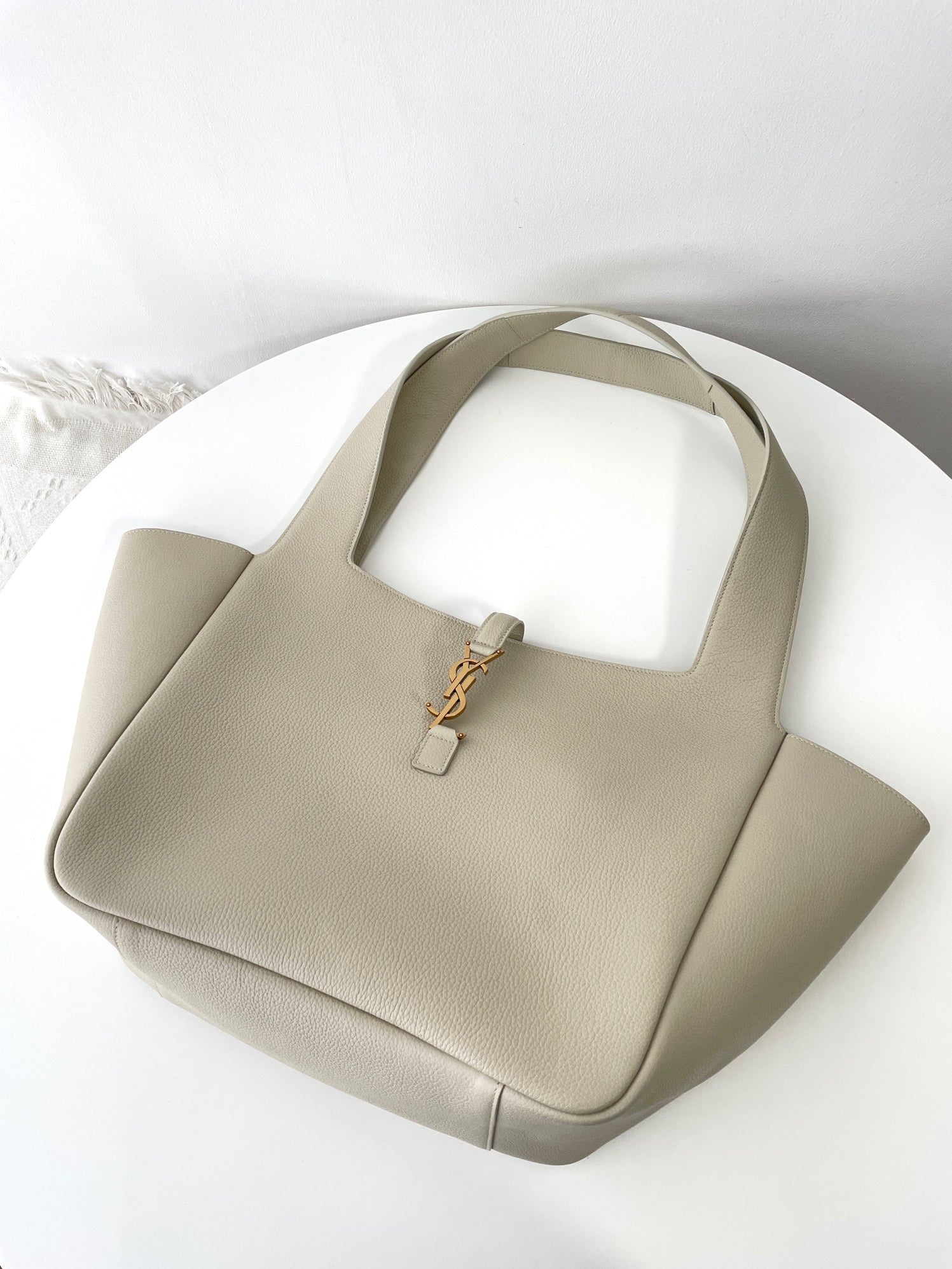 생로랑 LE 5À7 BEA 토트백 그레인 레더