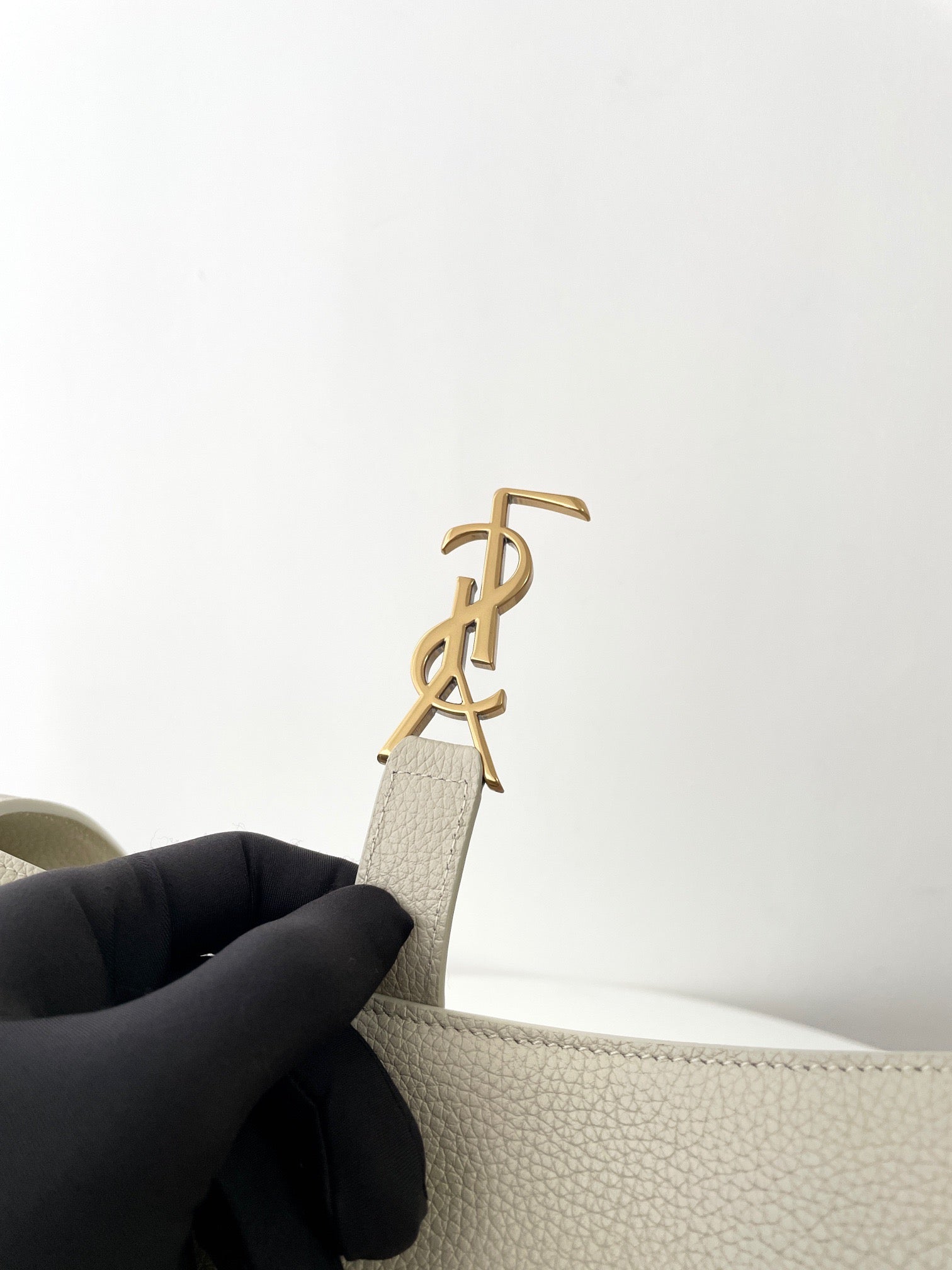 생로랑 LE 5À7 BEA 토트백 그레인 레더