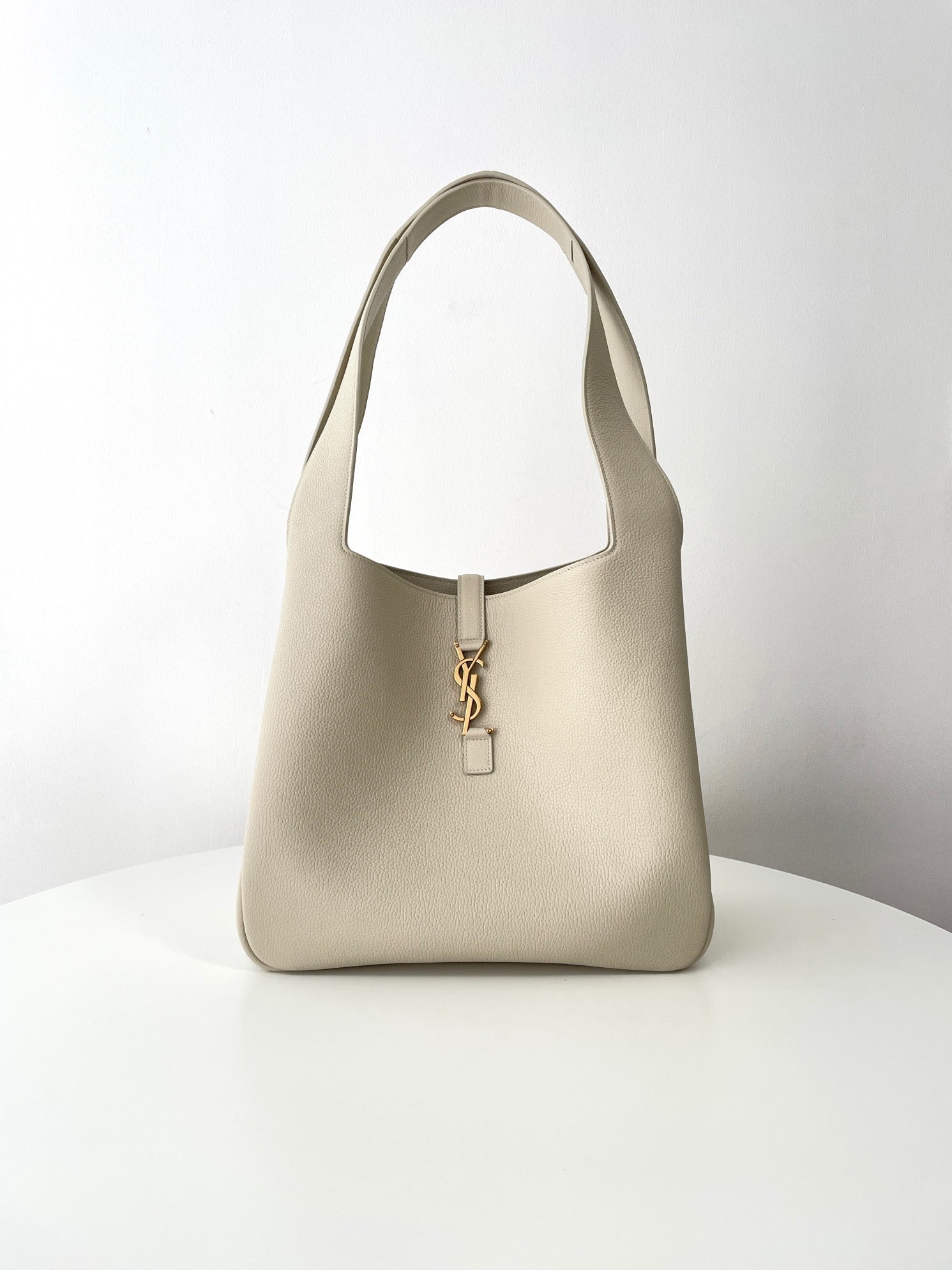 생로랑 LE 5À7 BEA 토트백 그레인 레더