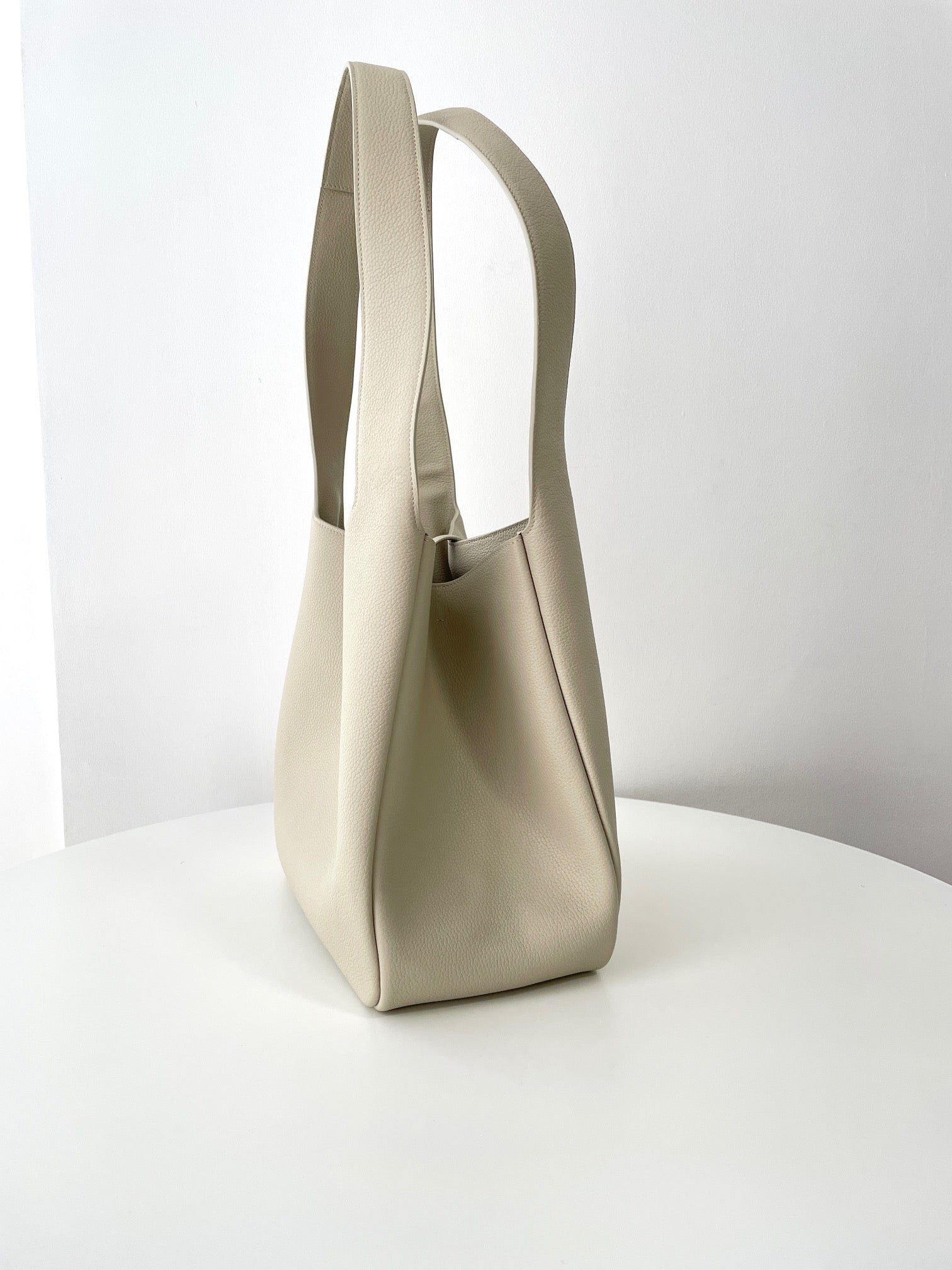 생로랑 LE 5À7 BEA 토트백 그레인 레더