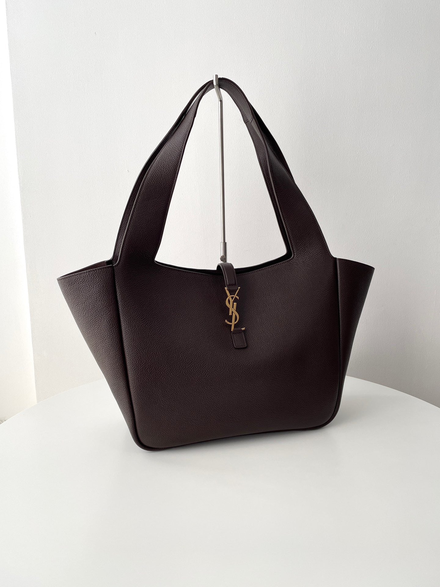 생로랑 LE 5À7 BEA 토트백 그레인 레더