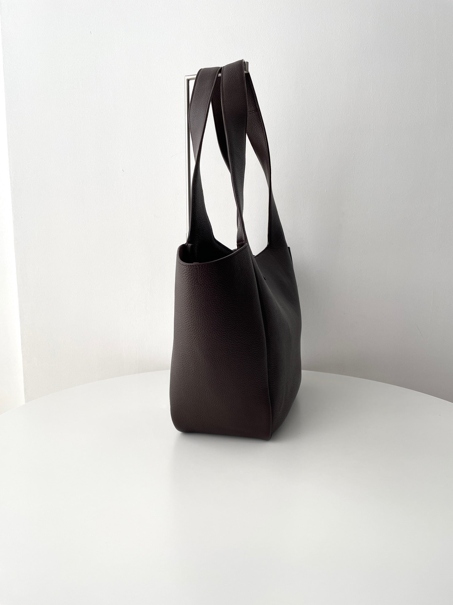 생로랑 LE 5À7 BEA 토트백 그레인 레더