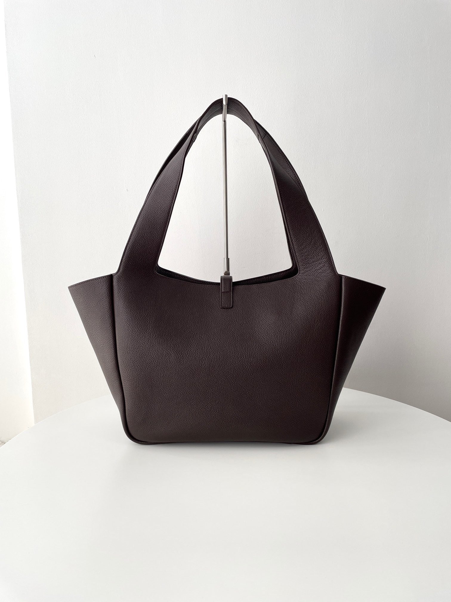 생로랑 LE 5À7 BEA 토트백 그레인 레더