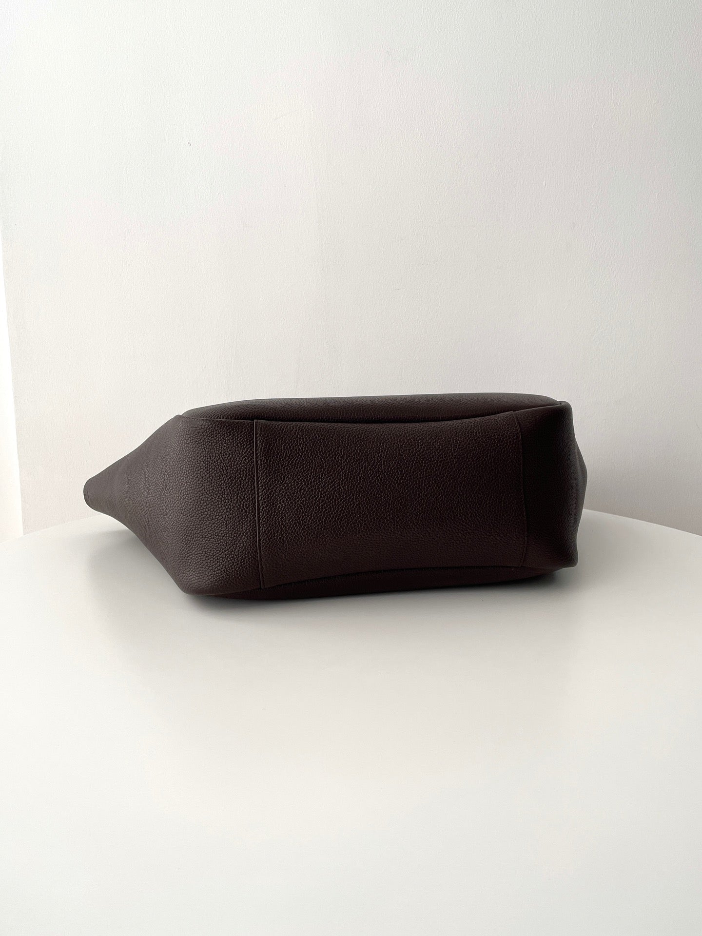 생로랑 LE 5À7 BEA 토트백 그레인 레더