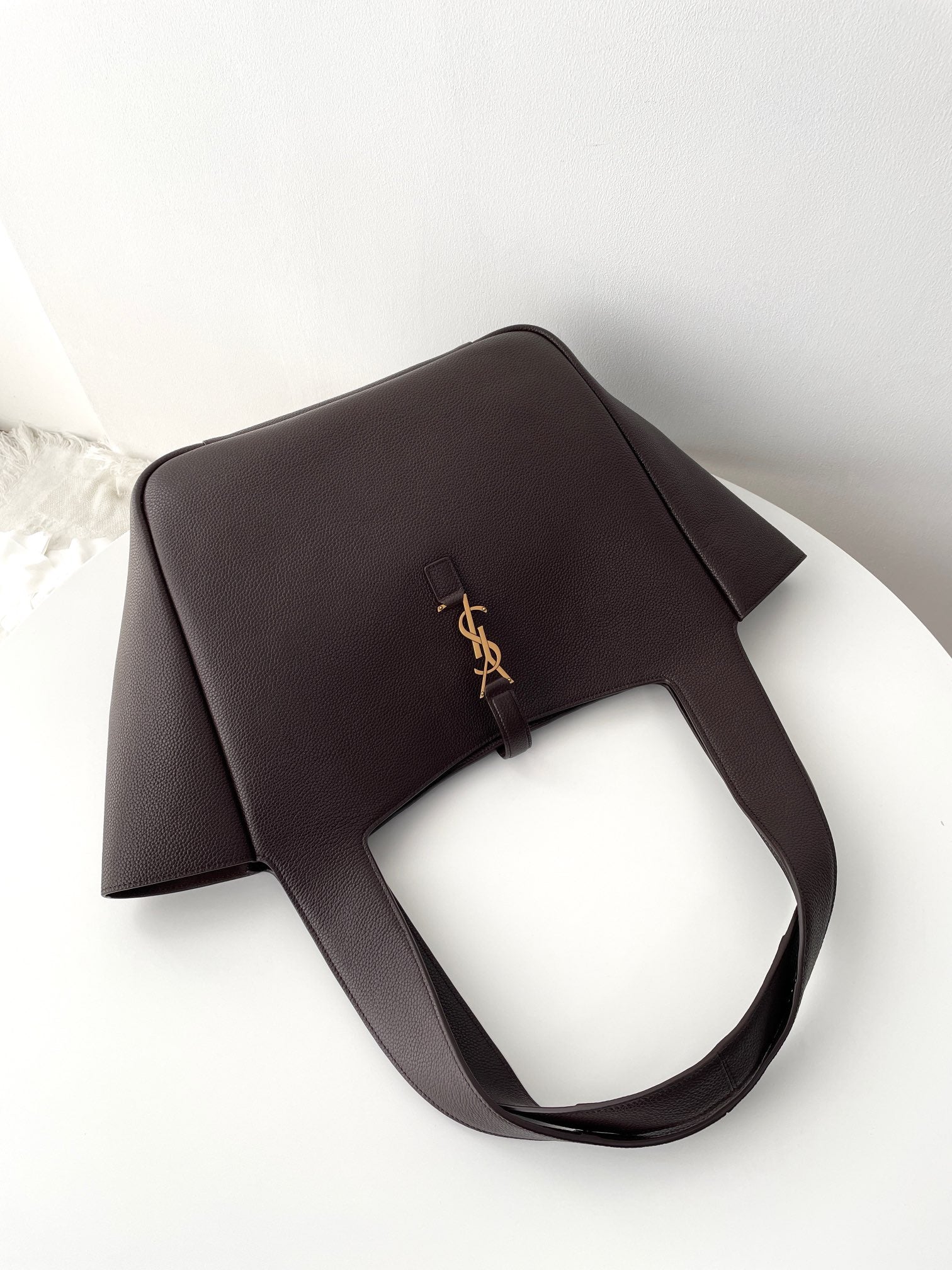 생로랑 LE 5À7 BEA 토트백 그레인 레더