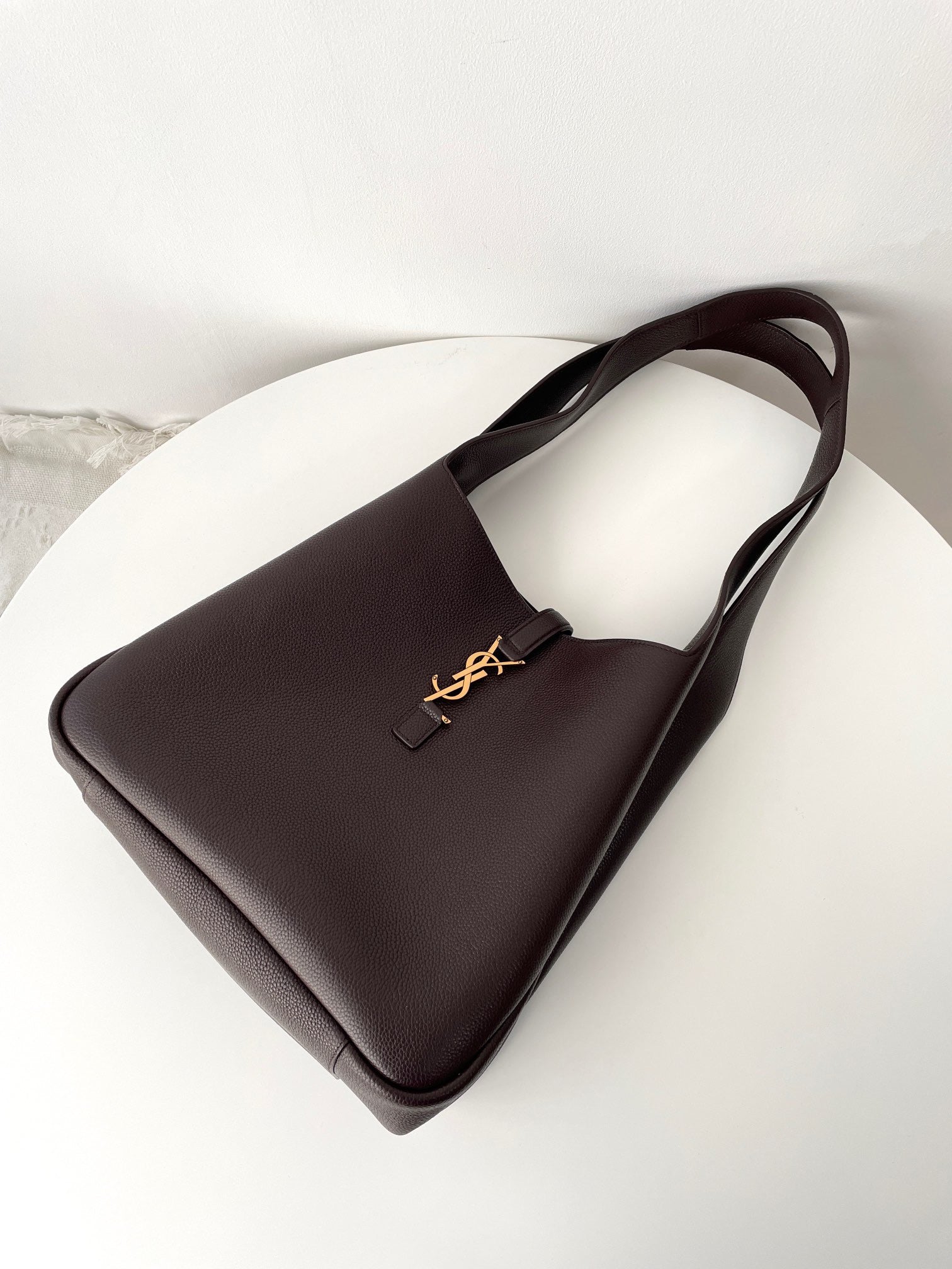 생로랑 LE 5À7 BEA 토트백 그레인 레더