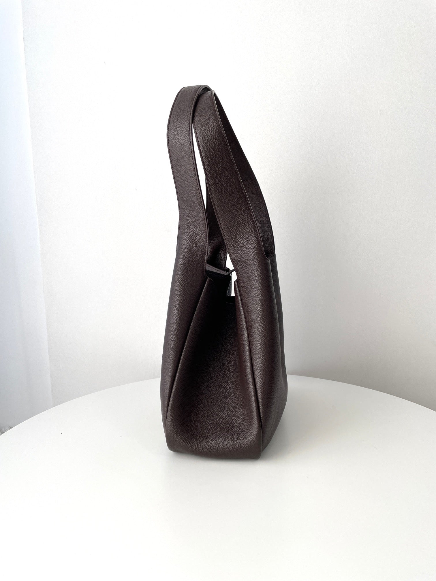 생로랑 LE 5À7 BEA 토트백 그레인 레더