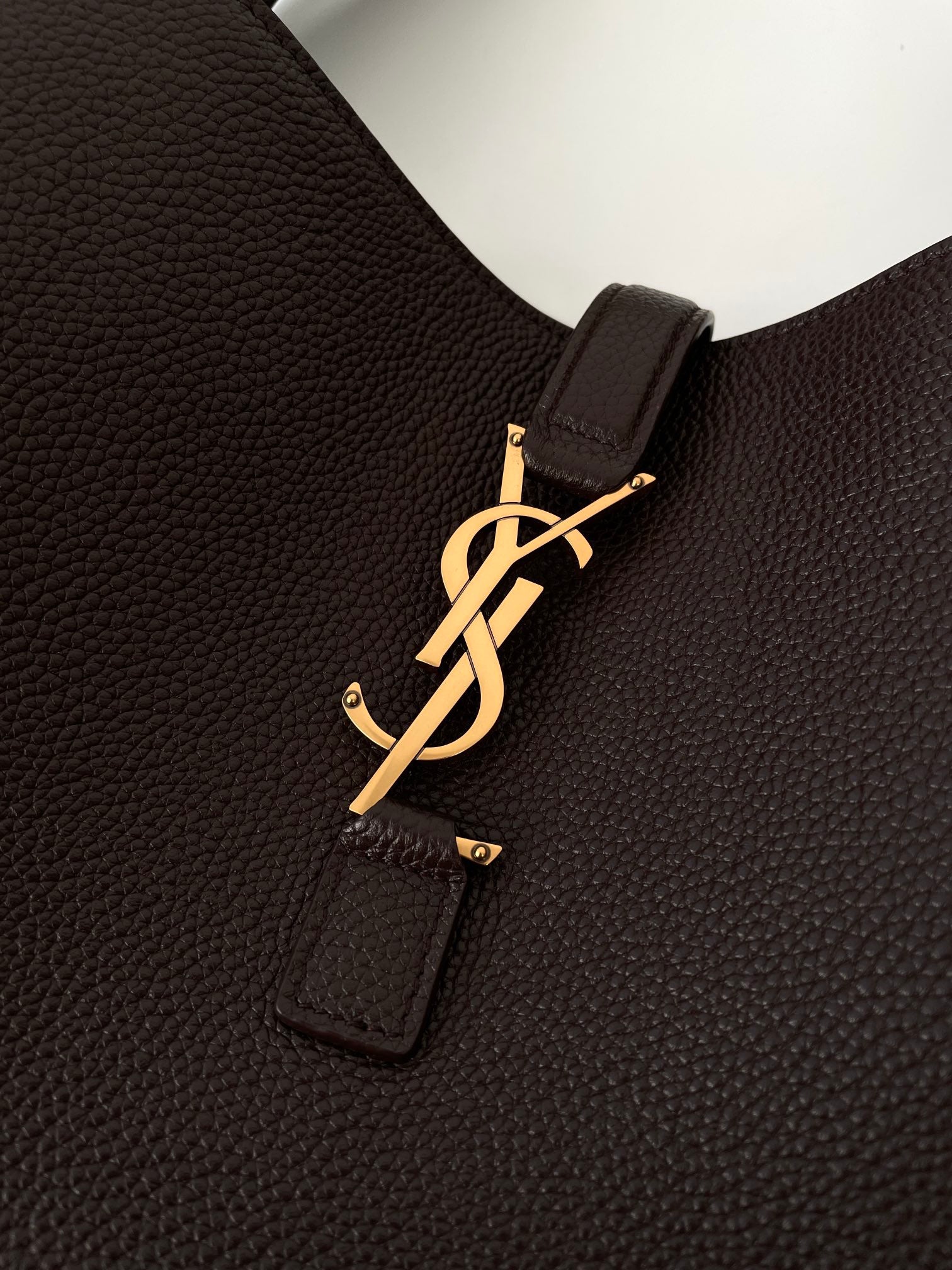 생로랑 LE 5À7 BEA 토트백 그레인 레더