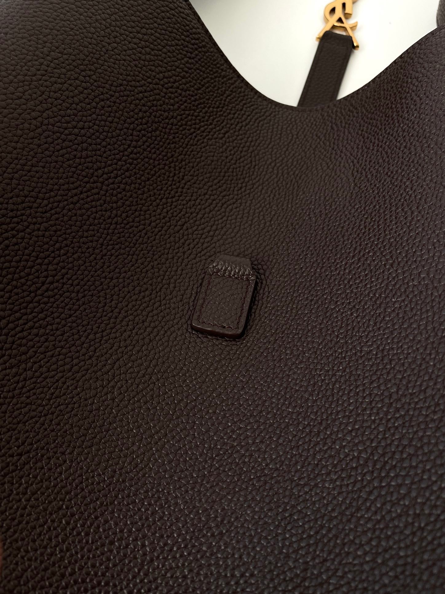 생로랑 LE 5À7 BEA 토트백 그레인 레더