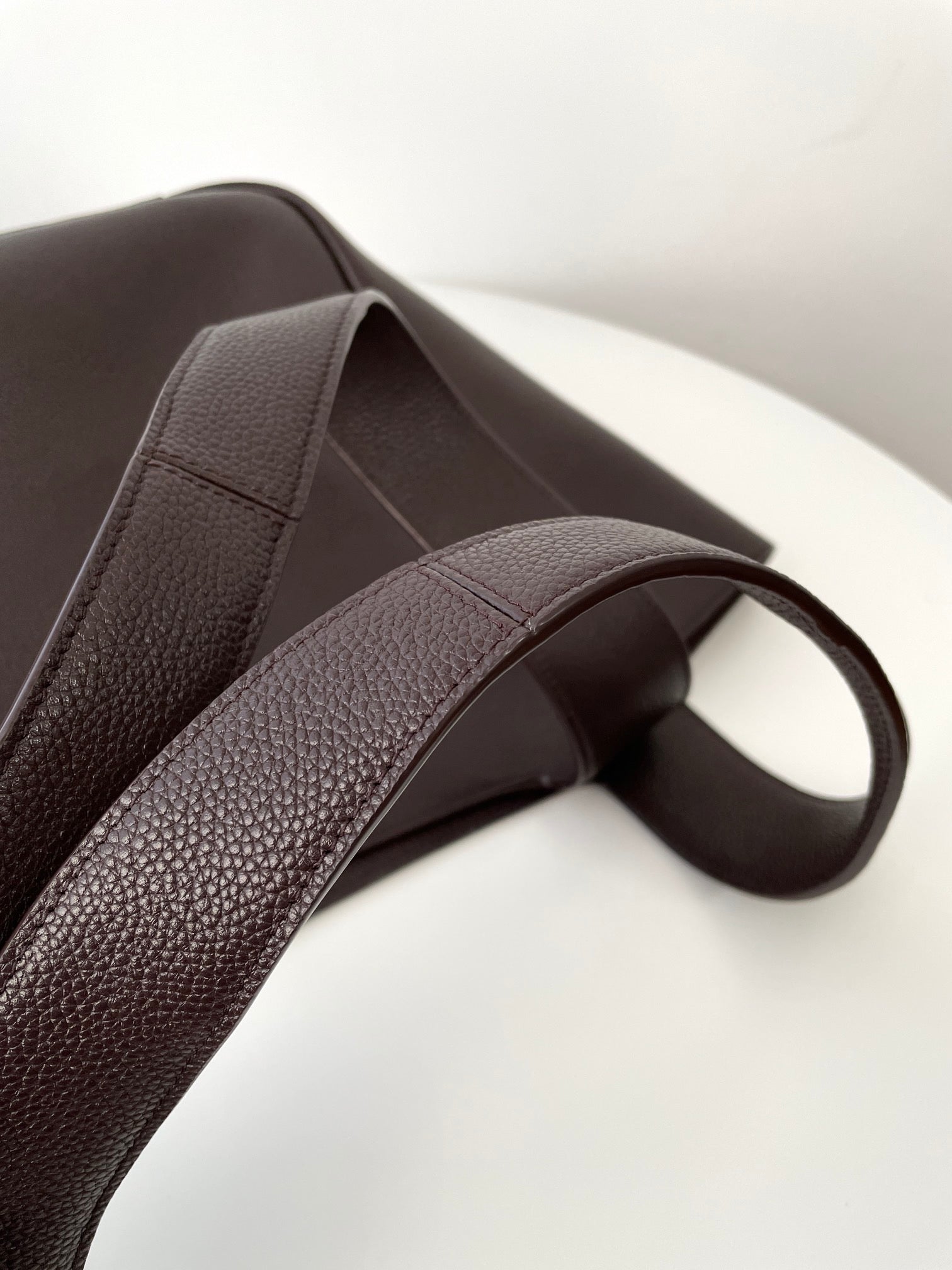 생로랑 LE 5À7 BEA 토트백 그레인 레더