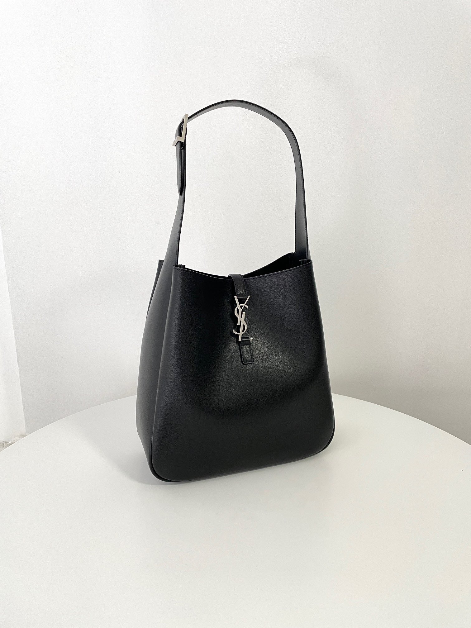 생로랑 LE 5À7 서플 라지 그레인 레더