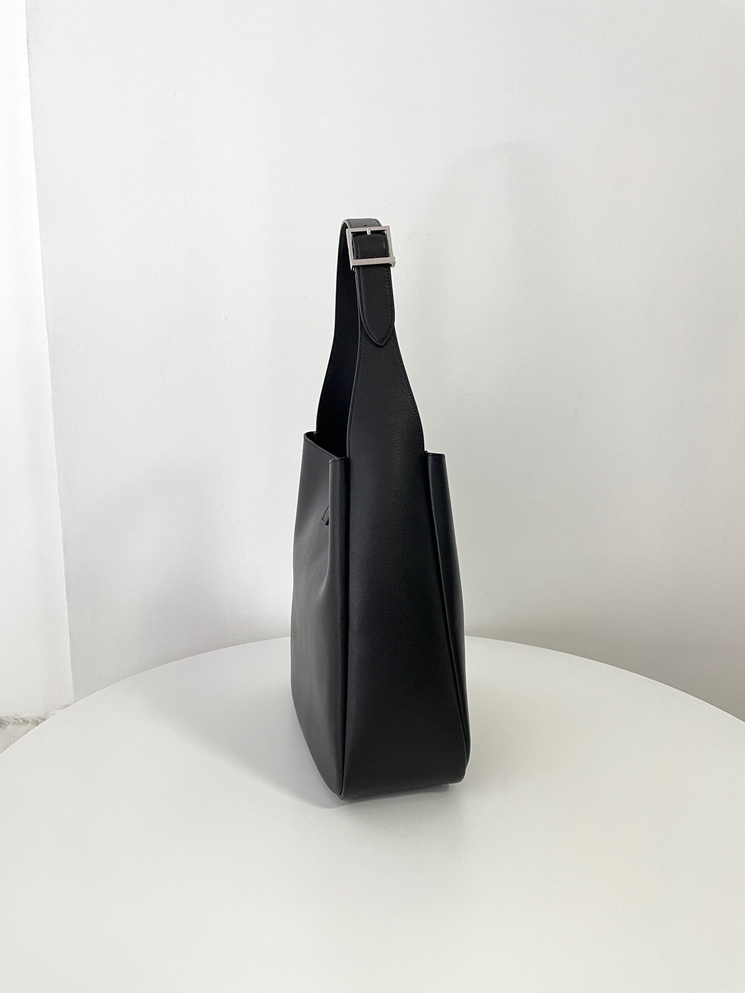 생로랑 LE 5À7 서플 라지 그레인 레더