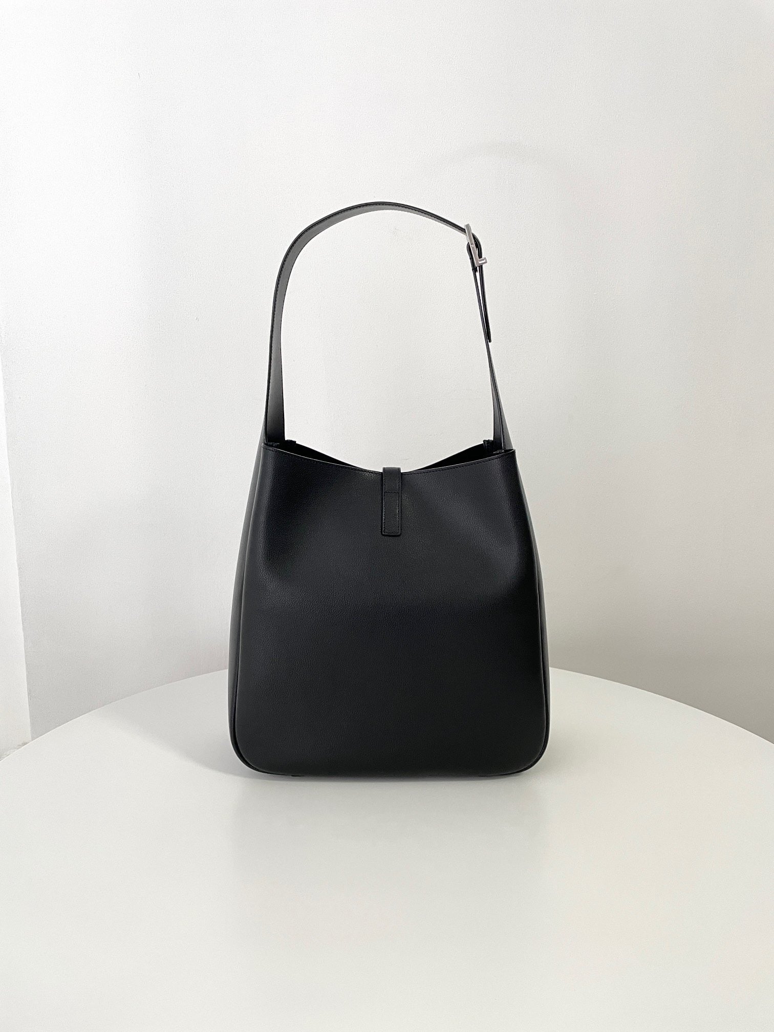 생로랑 LE 5À7 서플 라지 그레인 레더