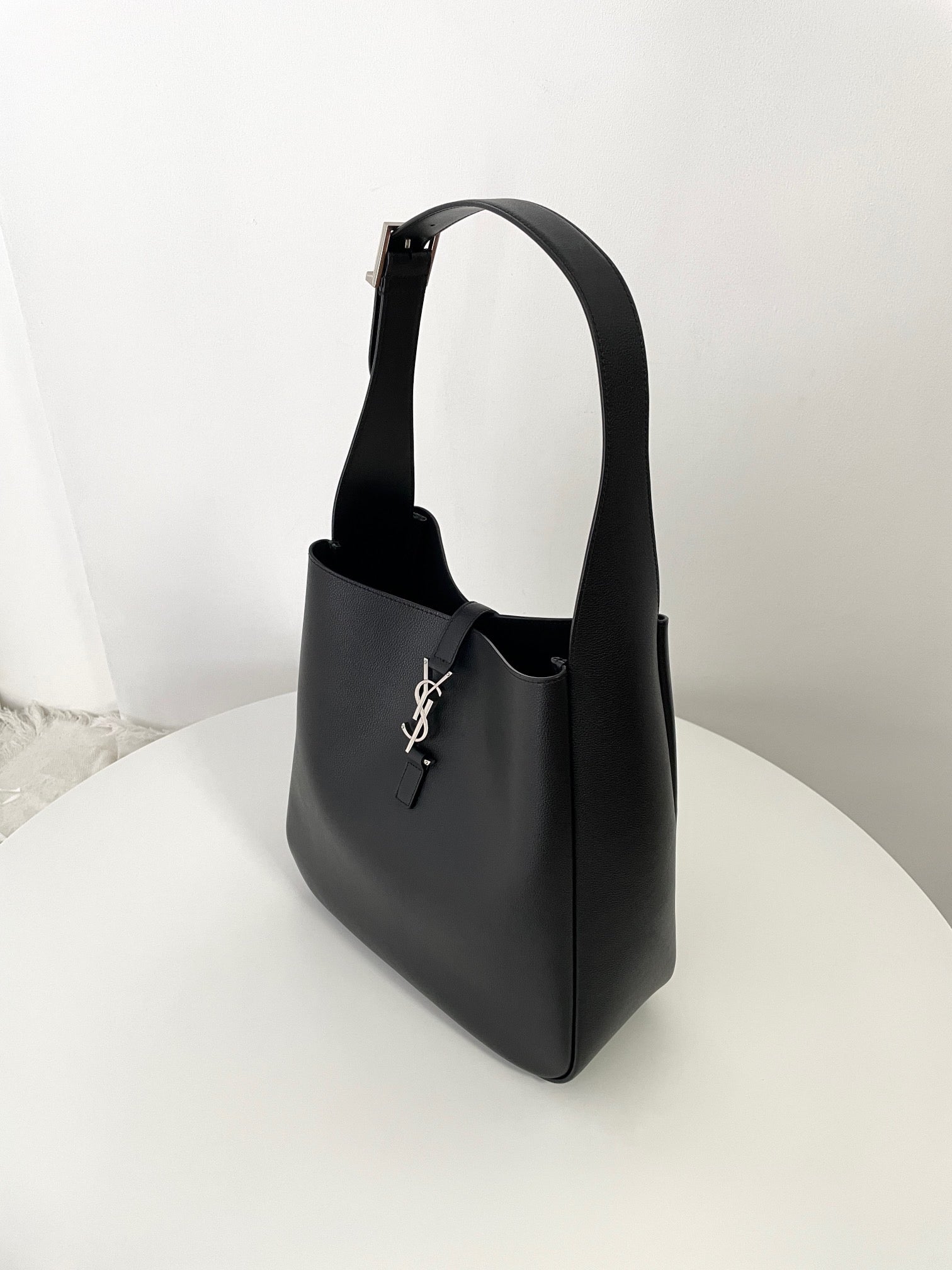 생로랑 LE 5À7 서플 라지 그레인 레더